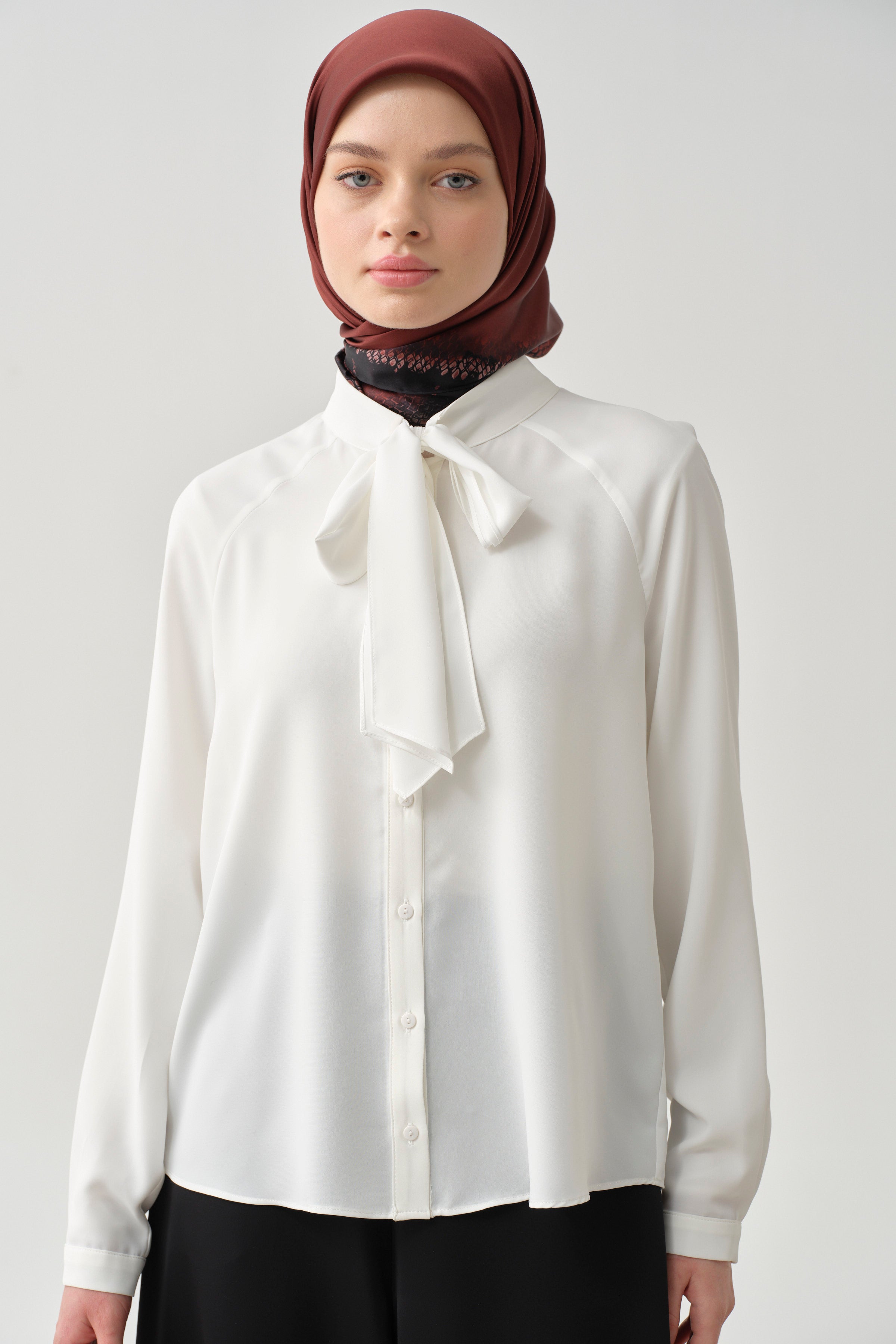 Fular Yaka Gömlek - Ekru TUGBA