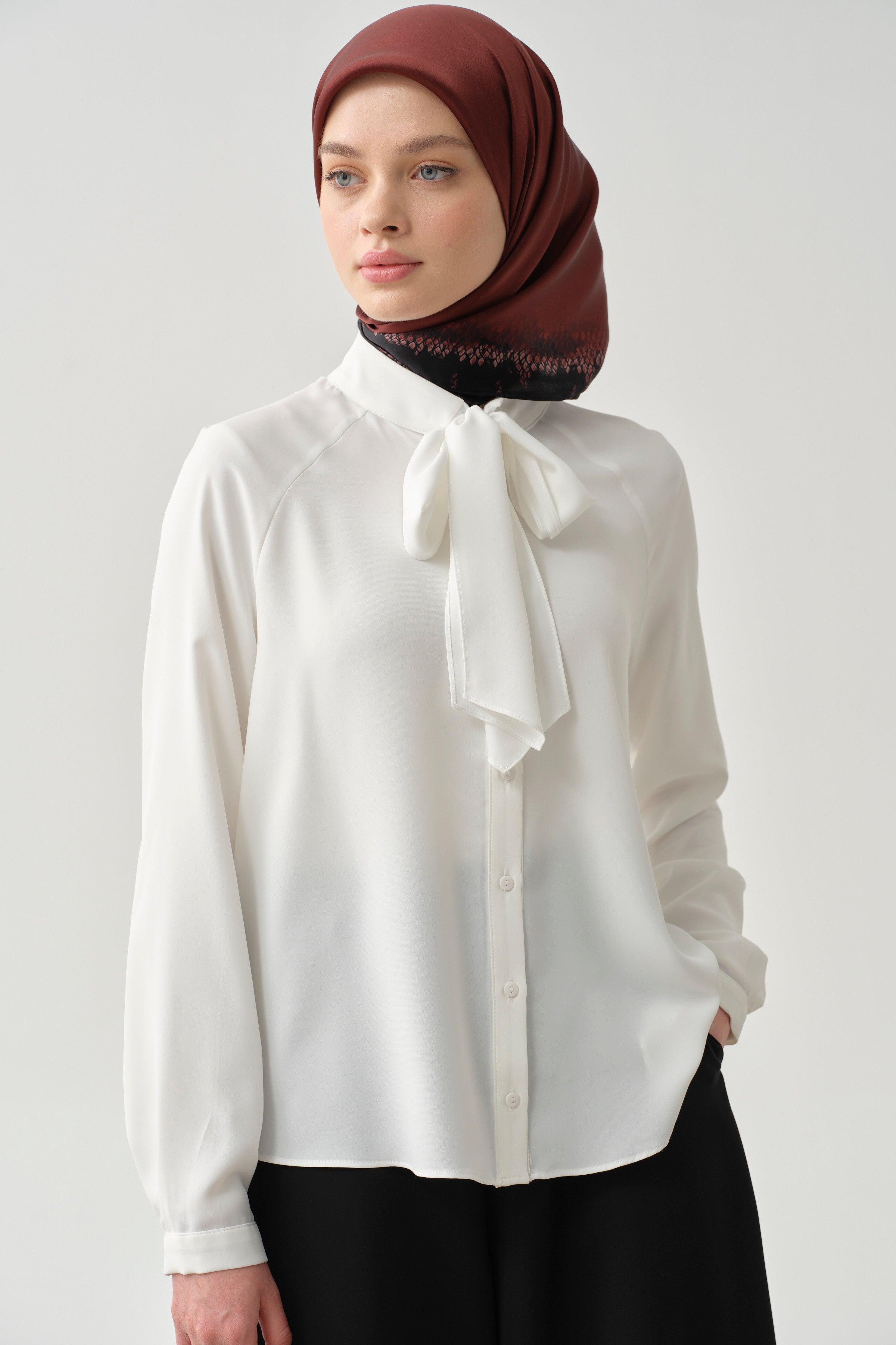 Fular Yaka Gömlek - Ekru TUGBA