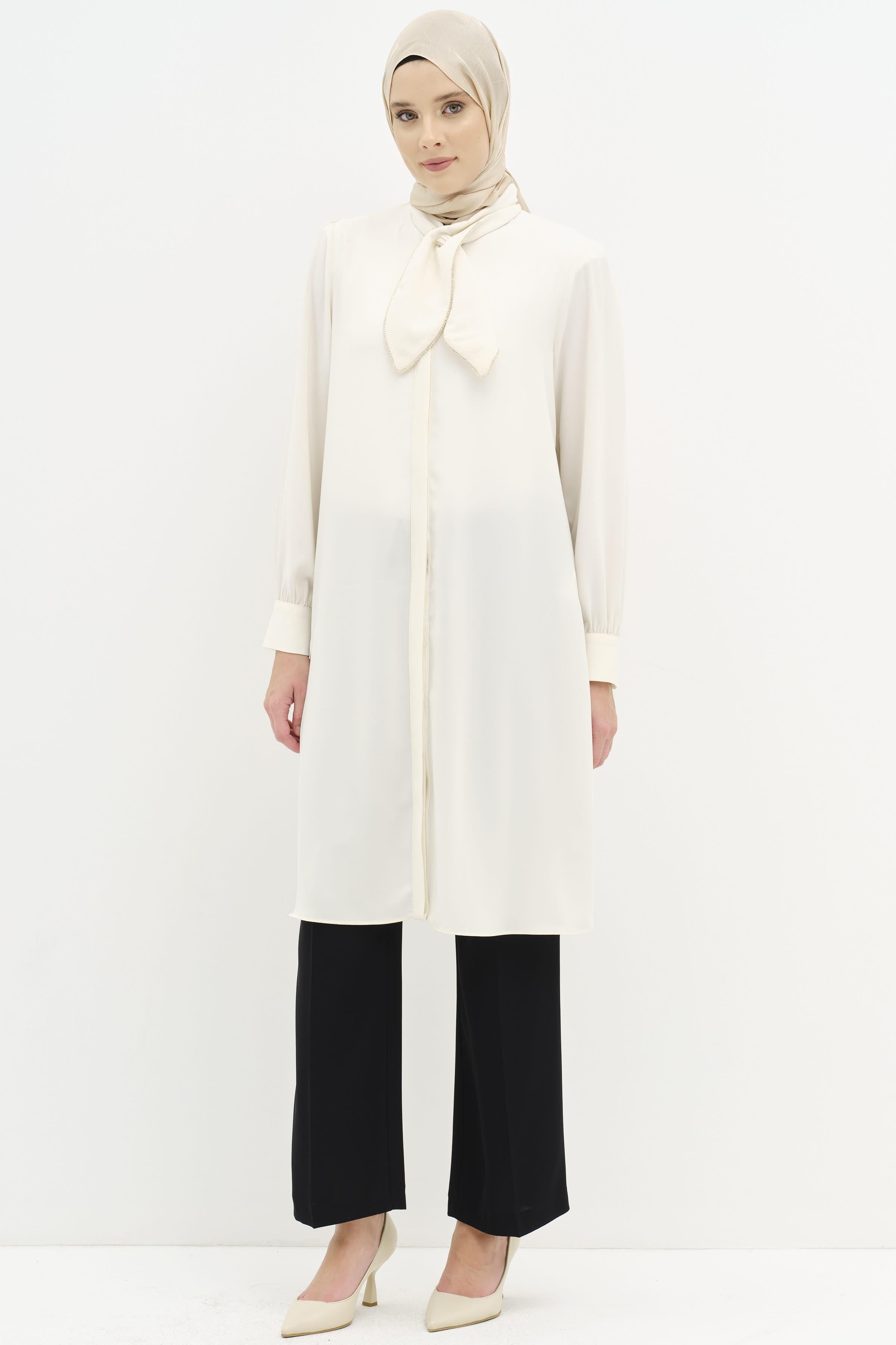 Fular Yaka Taş Detaylı Tunik - Ekru TUGBA