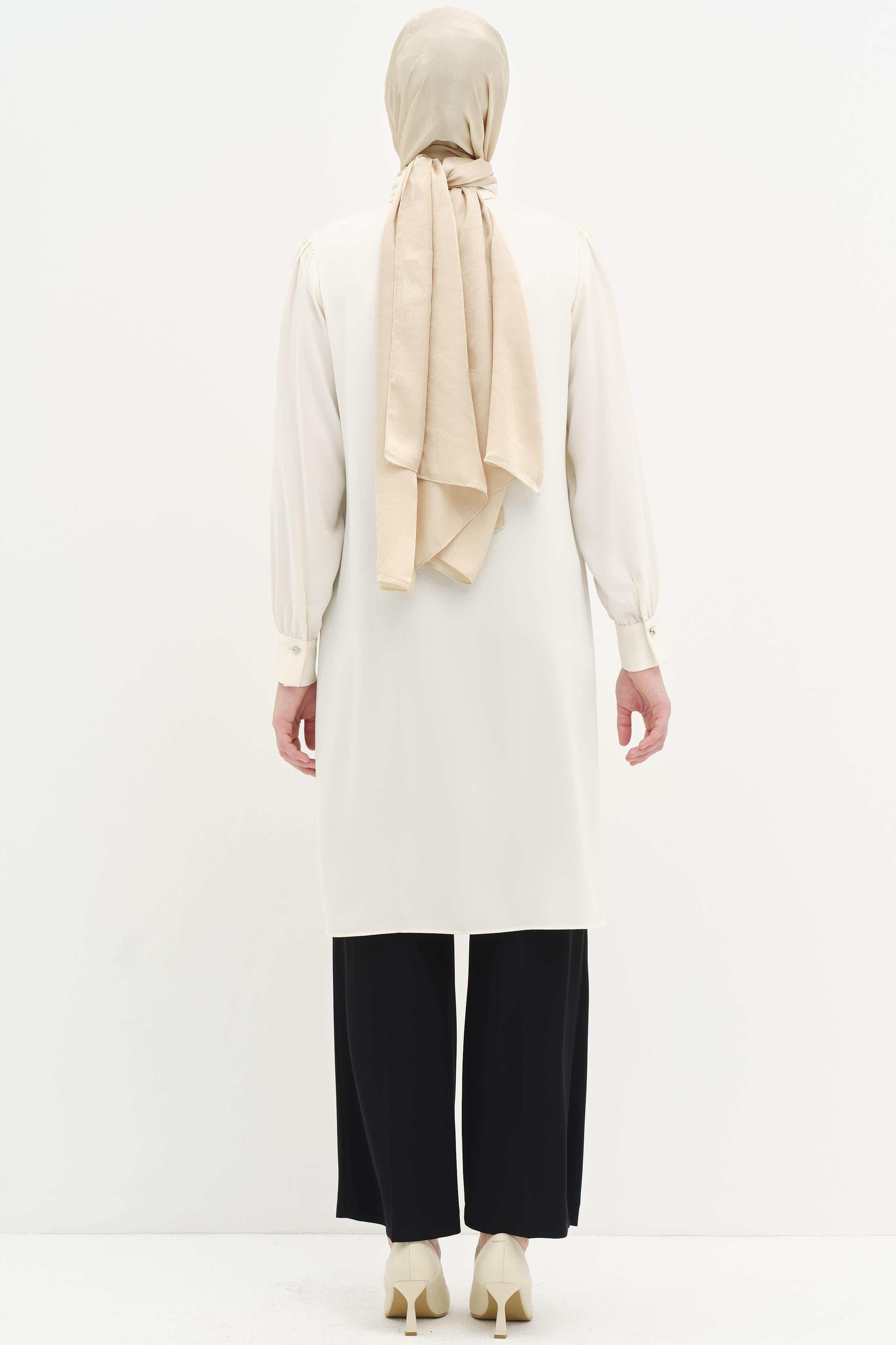 Fular Yaka Taş Detaylı Tunik - Ekru TUGBA