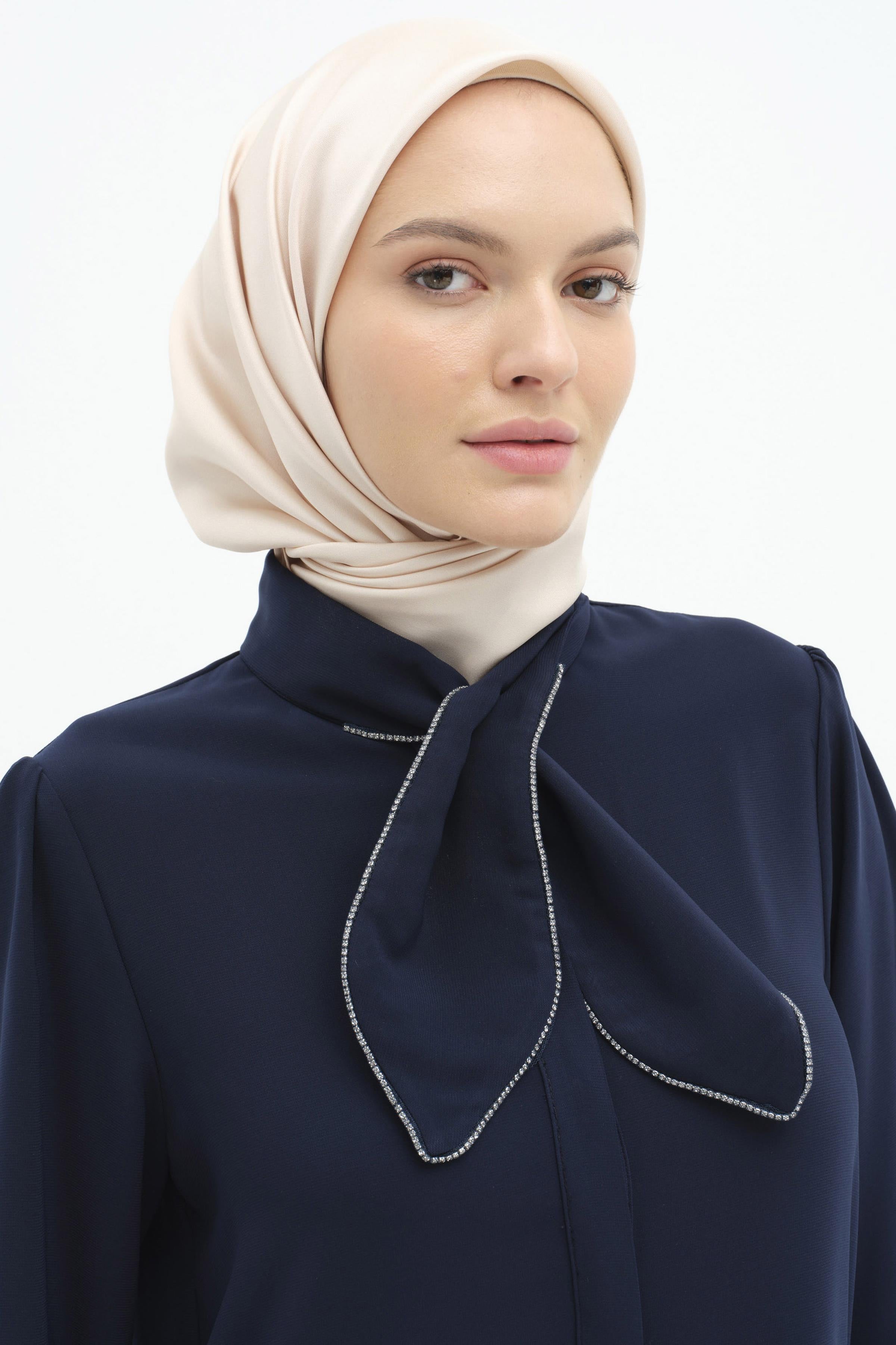 Fular Yaka Taş Detaylı Tunik - Lacivert TUGBA