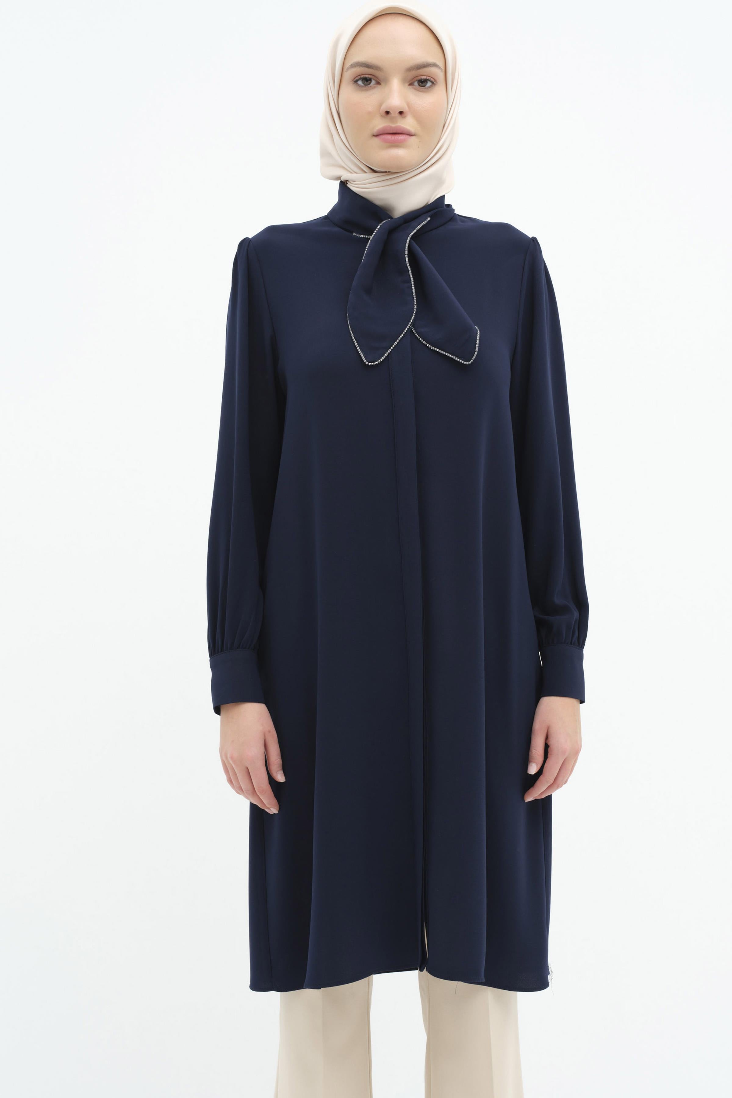 Fular Yaka Taş Detaylı Tunik - Lacivert TUGBA