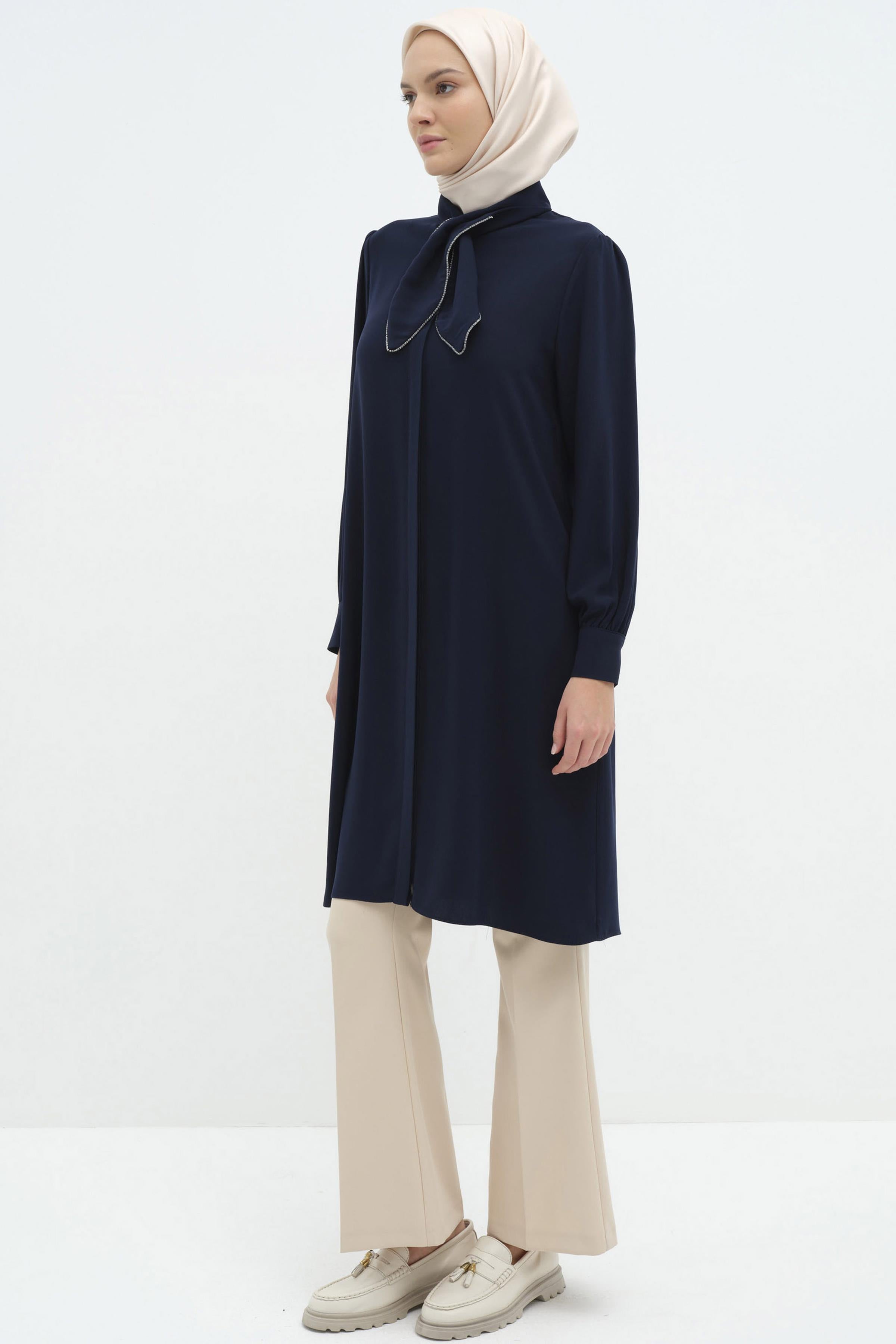 Fular Yaka Taş Detaylı Tunik - Lacivert TUGBA