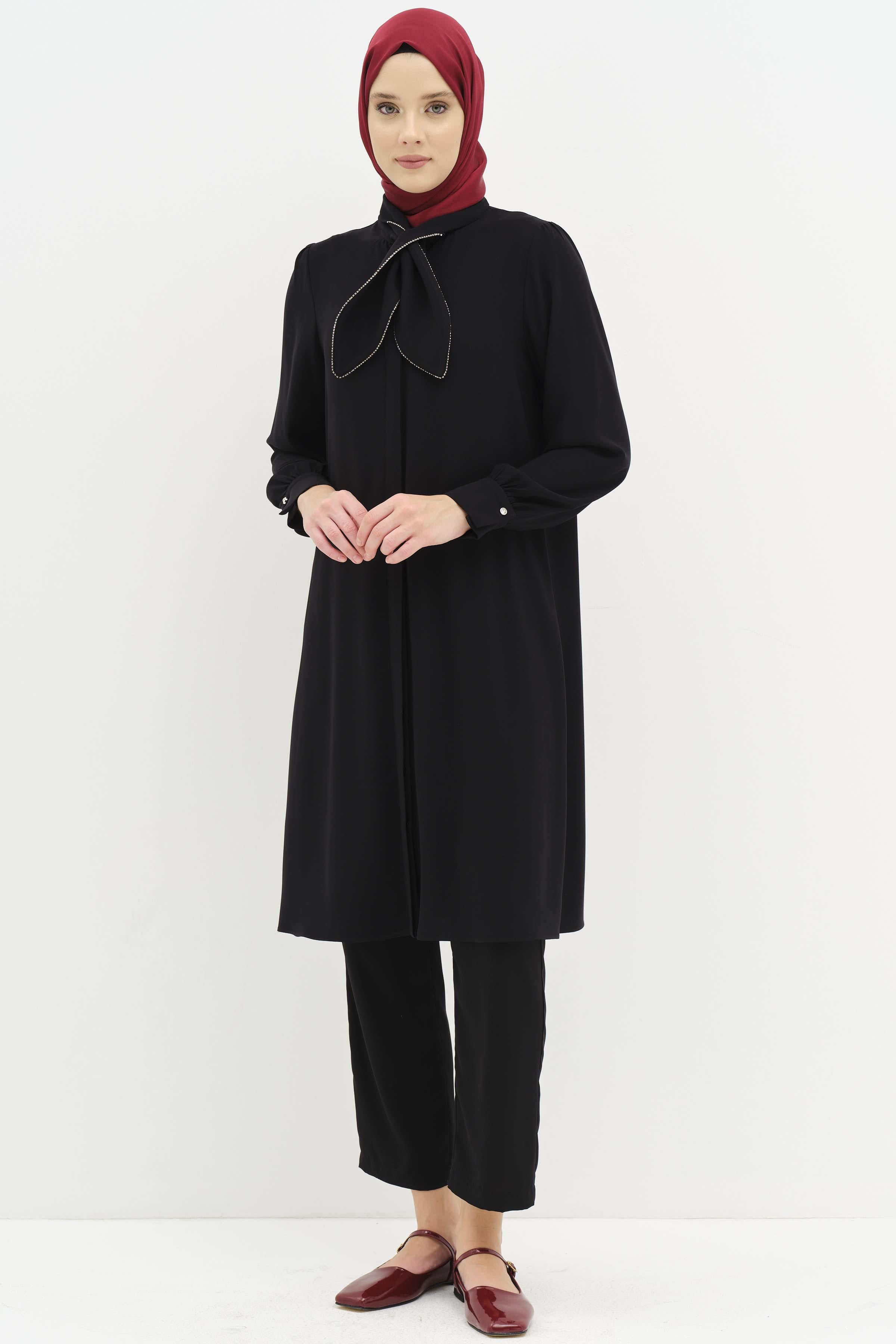 Fular Yaka Taş Detaylı Tunik - Siyah TUGBA