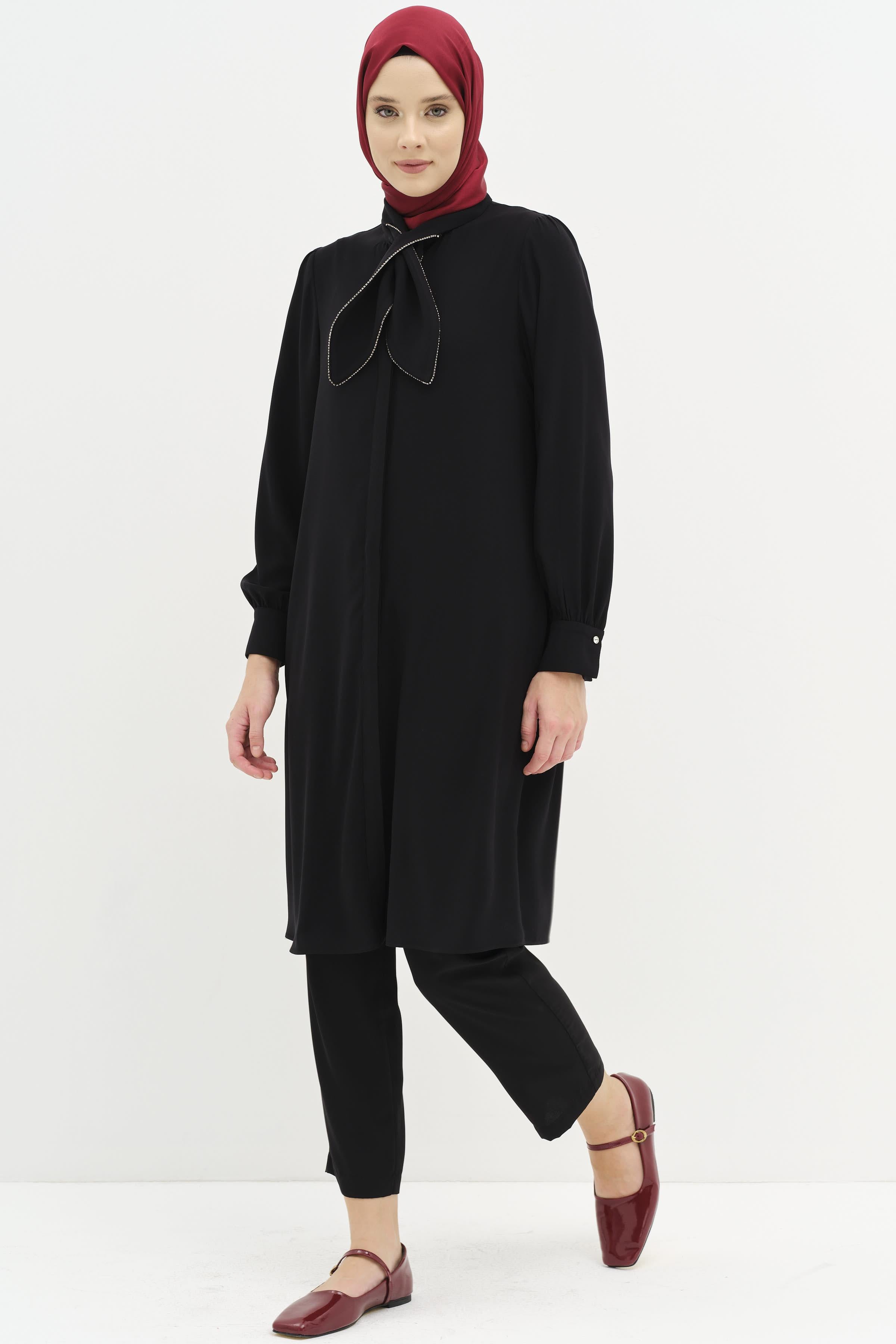 Fular Yaka Taş Detaylı Tunik - Siyah TUGBA