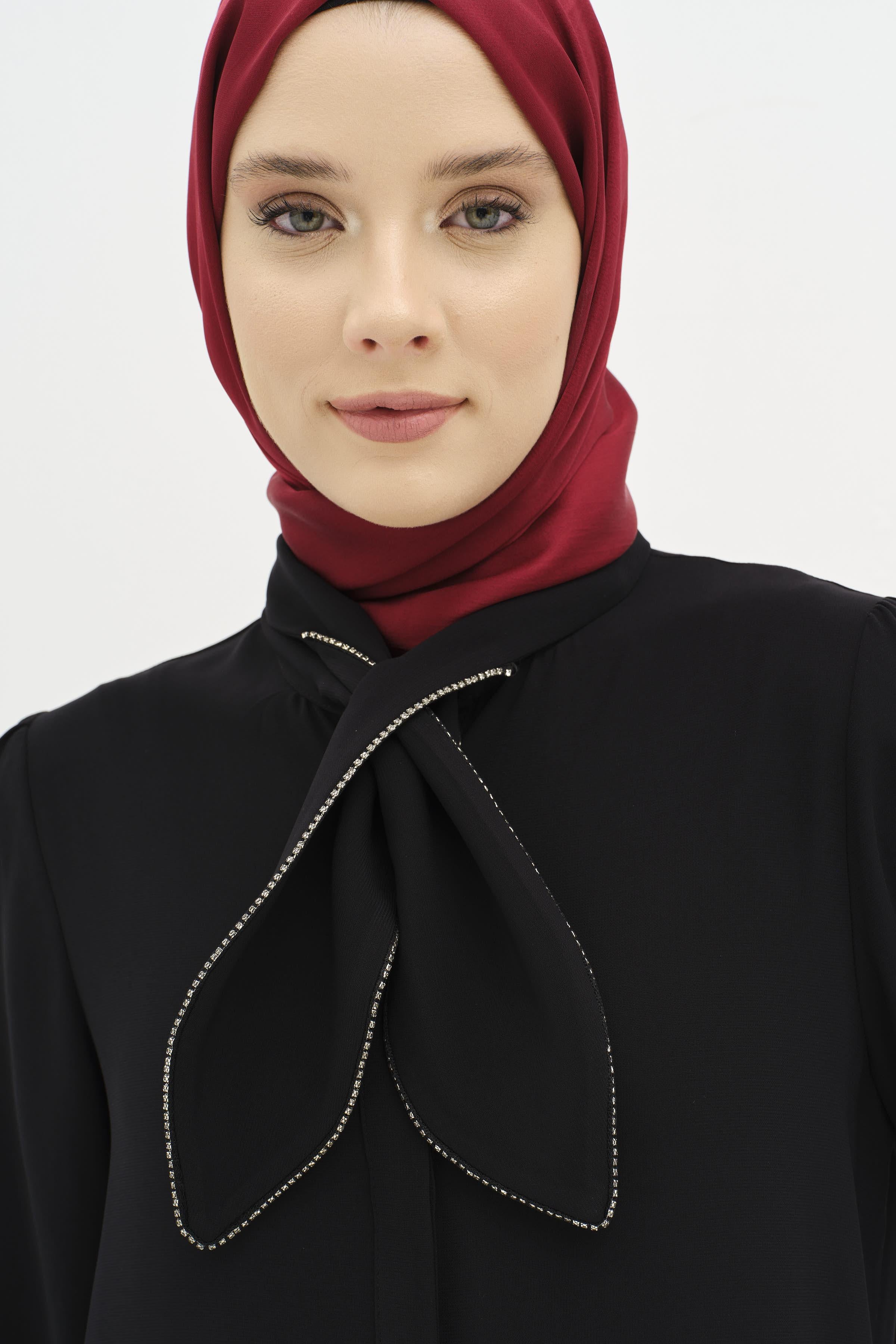 Fular Yaka Taş Detaylı Tunik - Siyah TUGBA