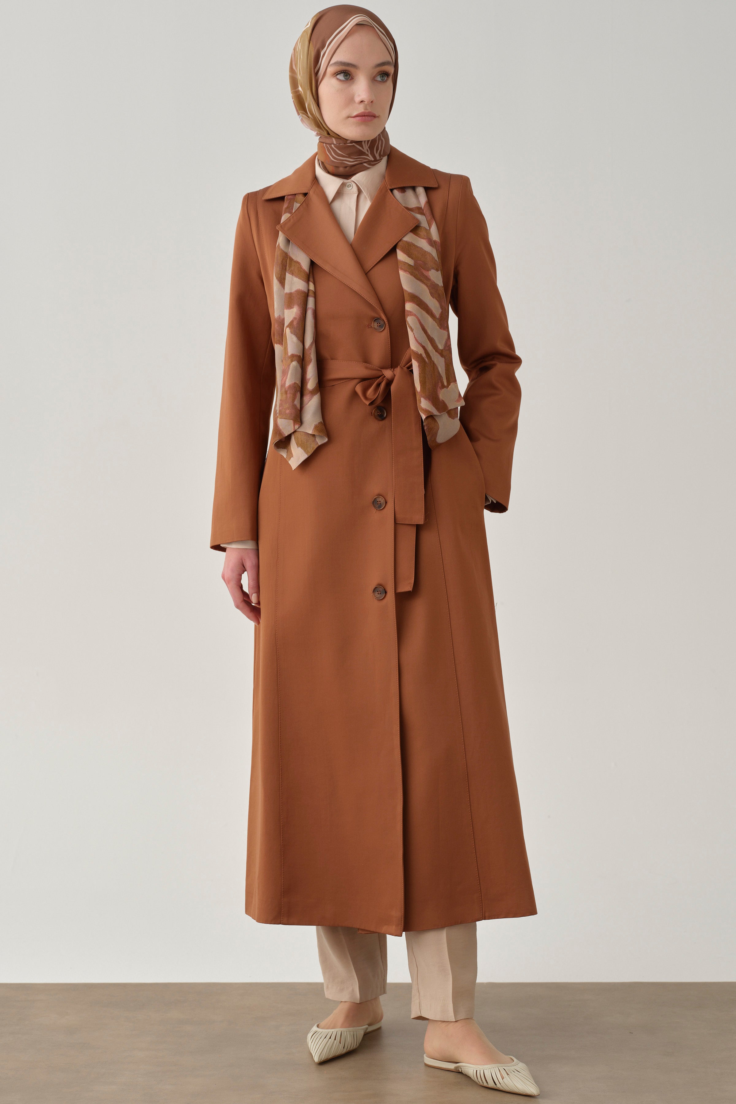 Garni Fular Detaylı Trençkot - Taba TUGBA