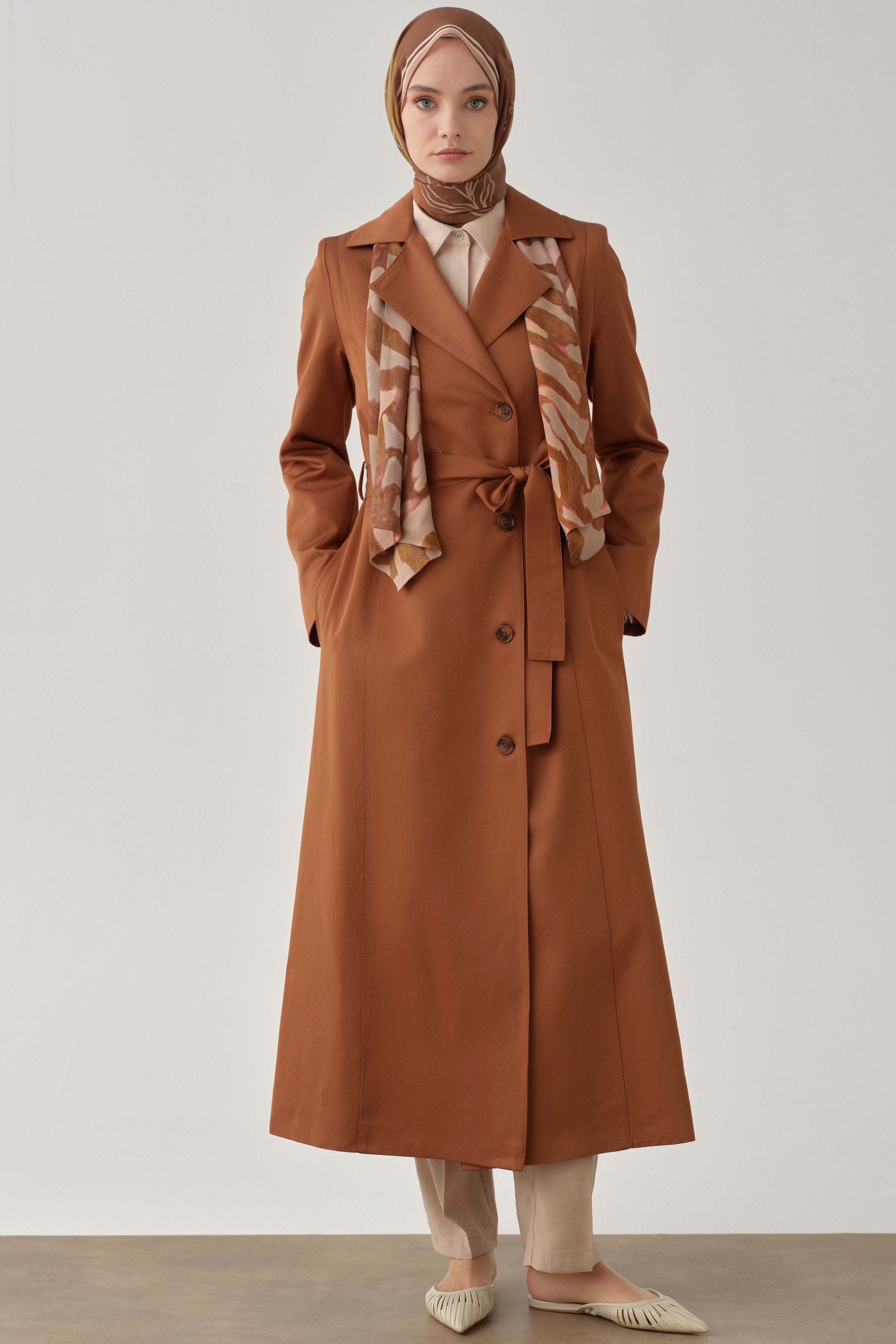 Garni Fular Detaylı Trençkot - Taba TUGBA