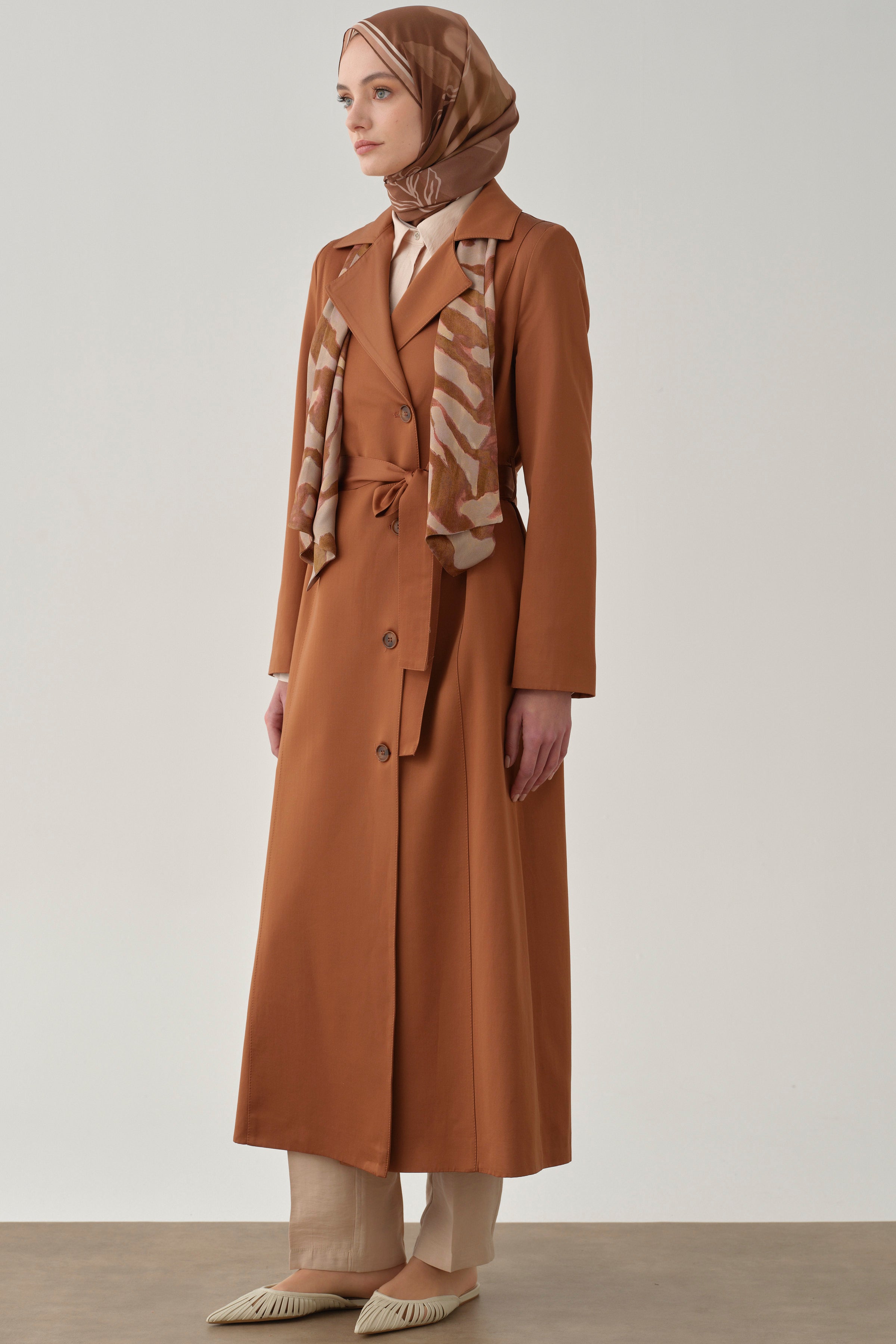 Garni Fular Detaylı Trençkot - Taba TUGBA