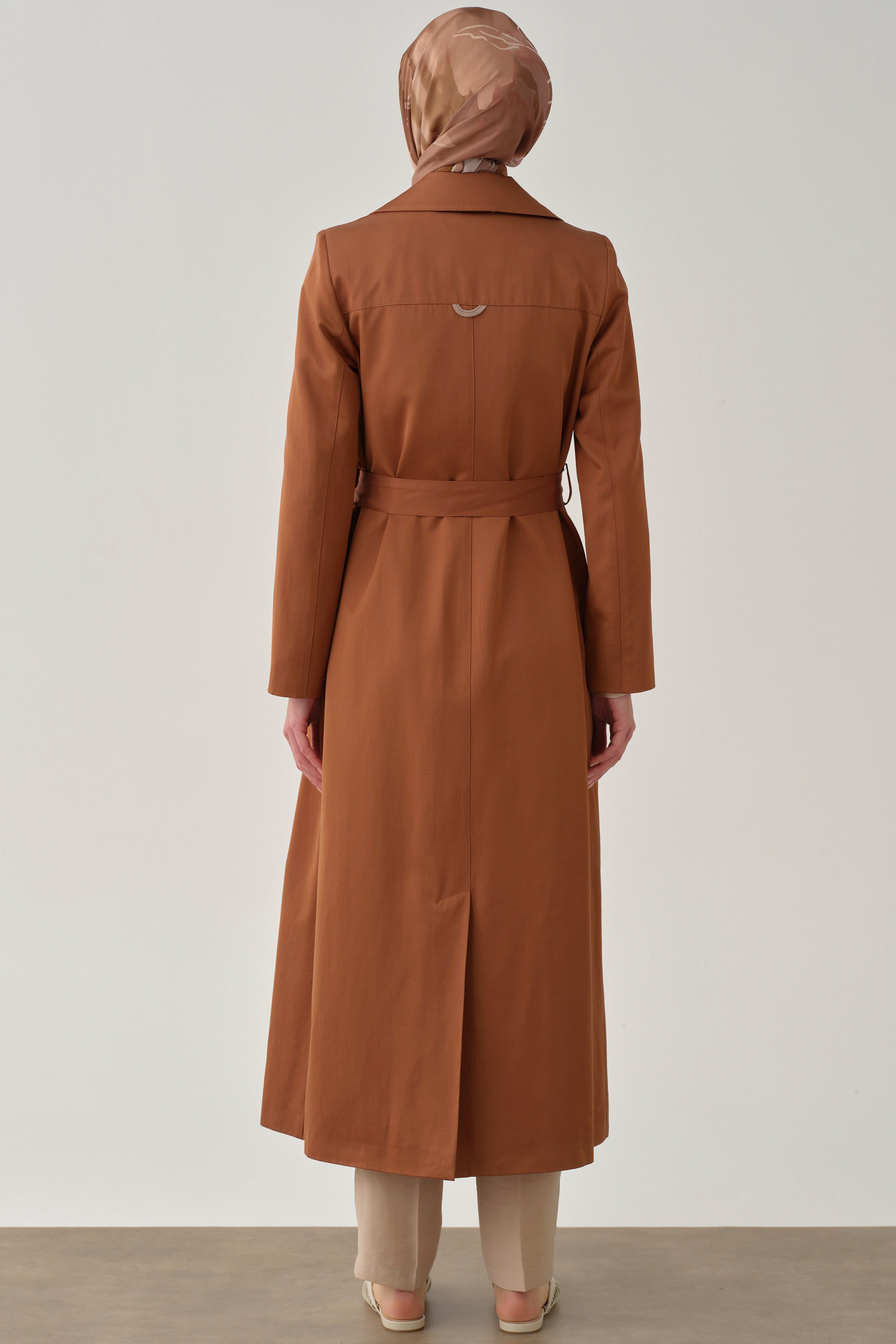 Garni Fular Detaylı Trençkot - Taba TUGBA