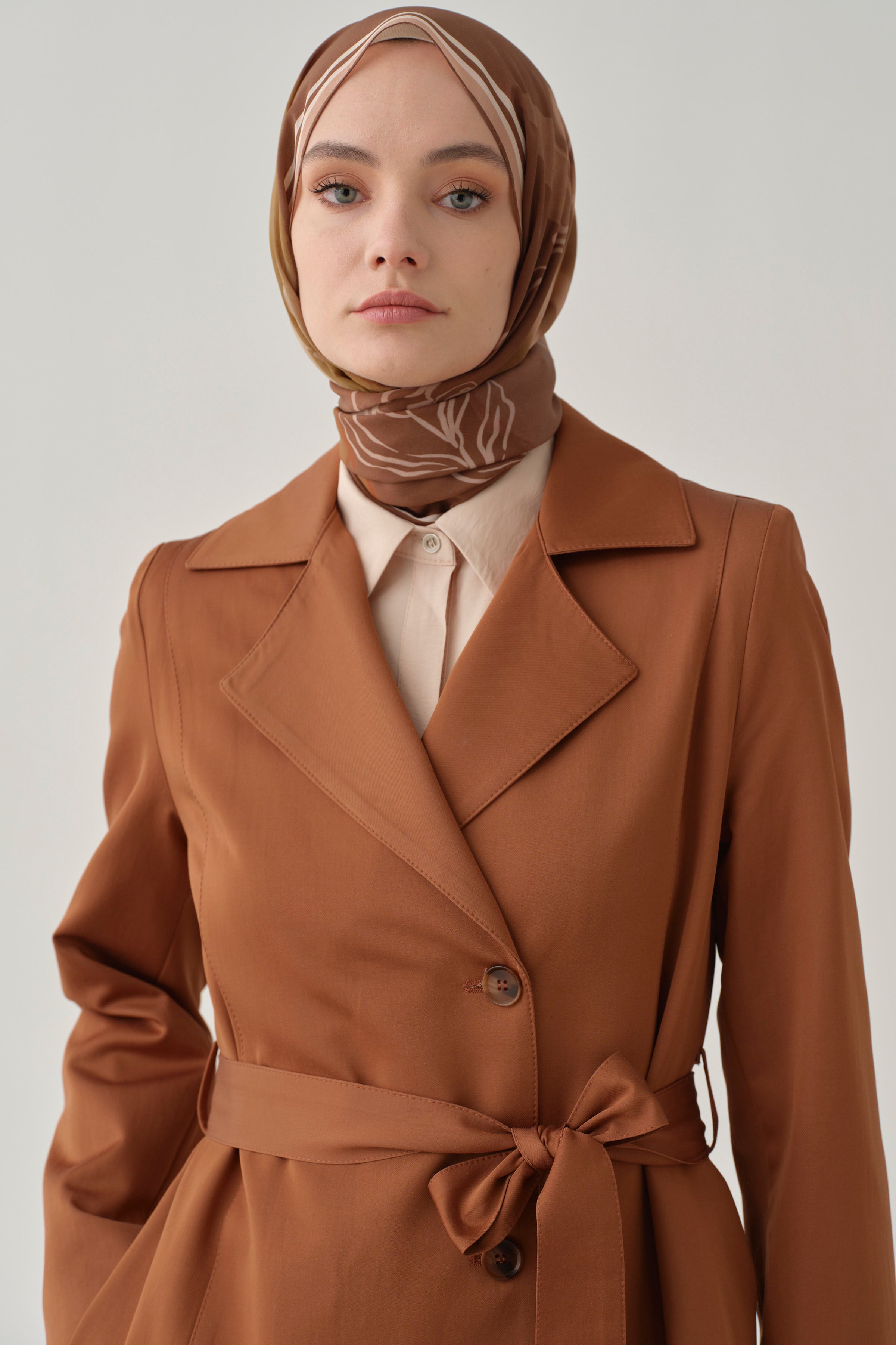 Garni Fular Detaylı Trençkot - Taba TUGBA