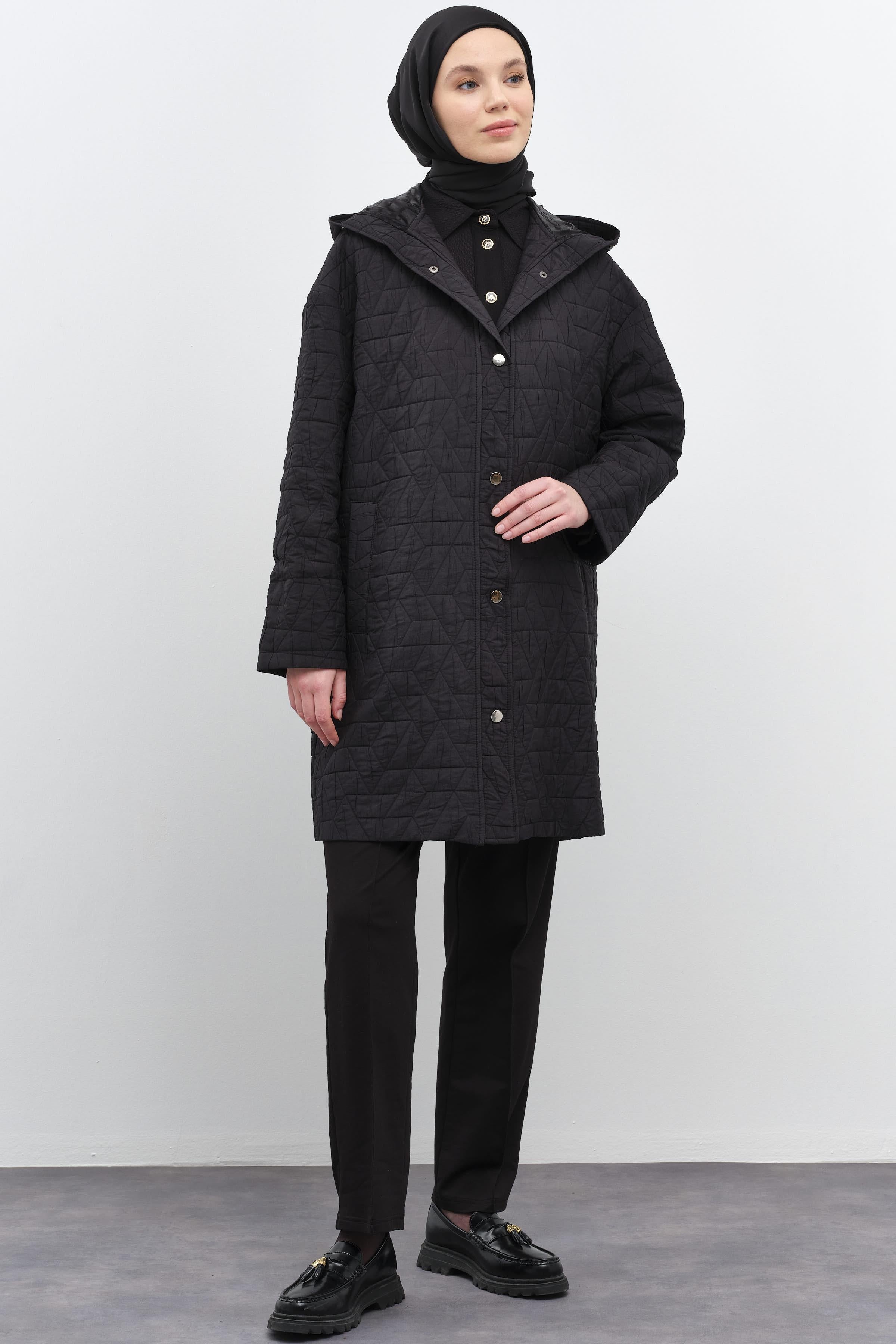 Garnili İnce Kapitone Kapüşonlu Kaban - Siyah TUGBA