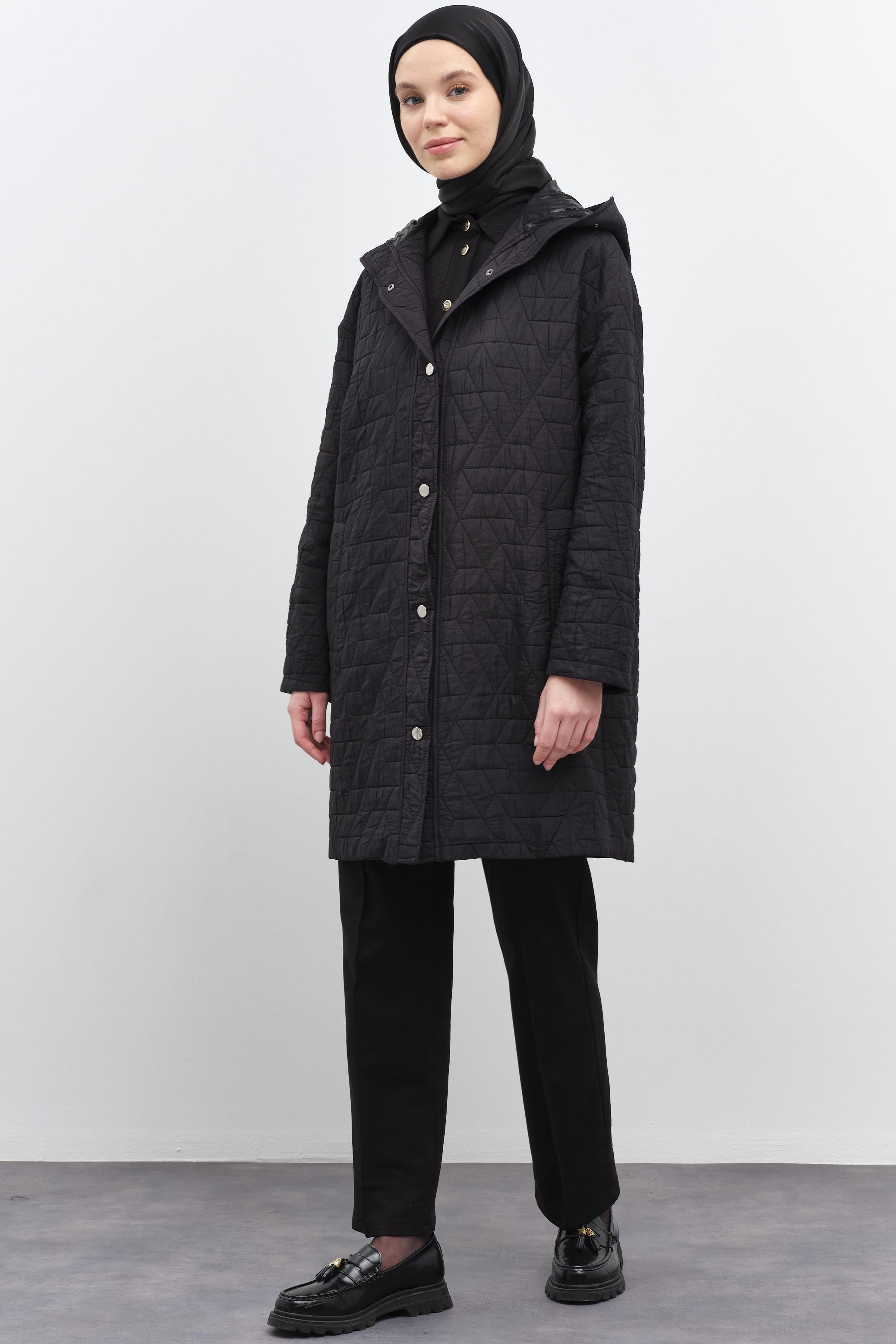 Garnili İnce Kapitone Kapüşonlu Kaban - Siyah TUGBA