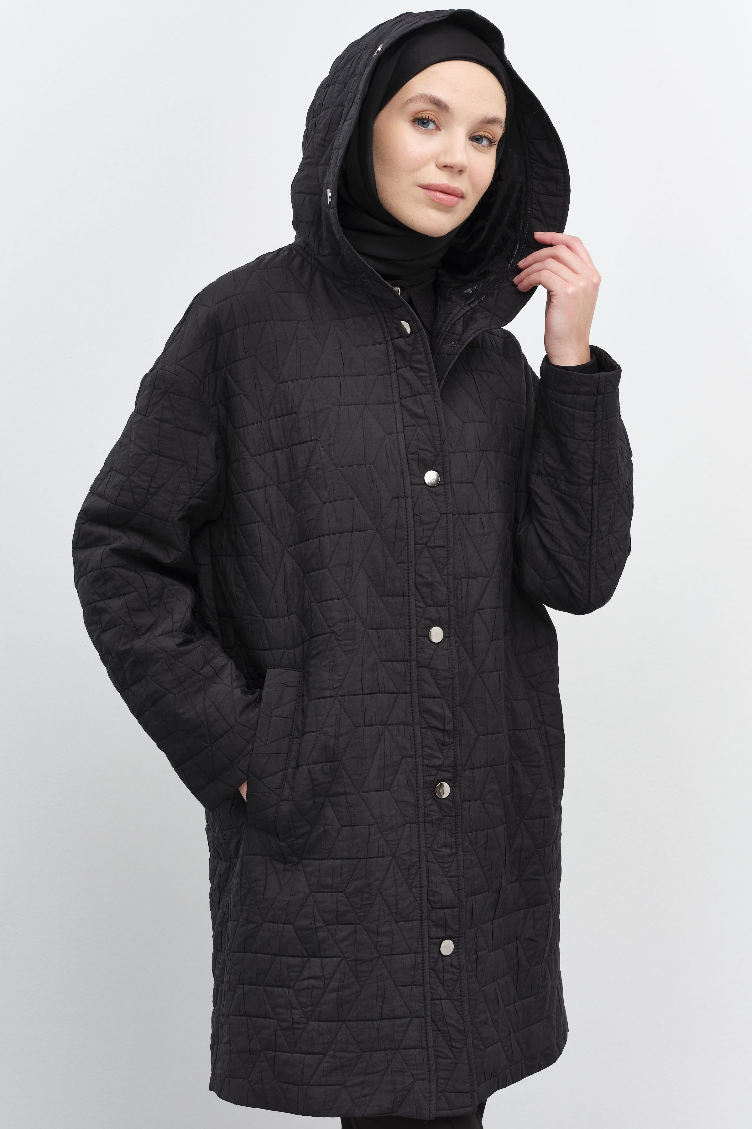 Garnili İnce Kapitone Kapüşonlu Kaban - Siyah TUGBA