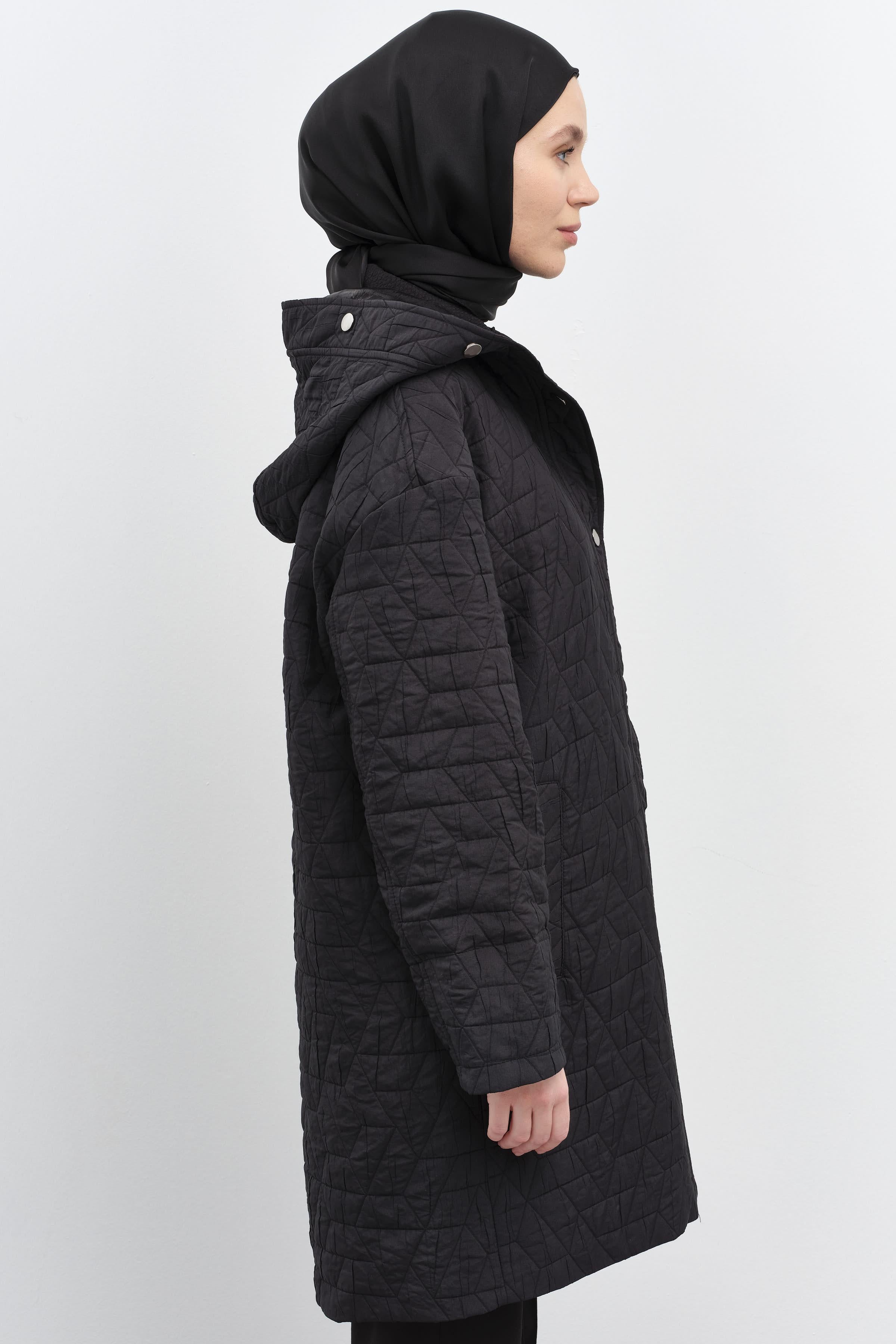 Garnili İnce Kapitone Kapüşonlu Kaban - Siyah TUGBA