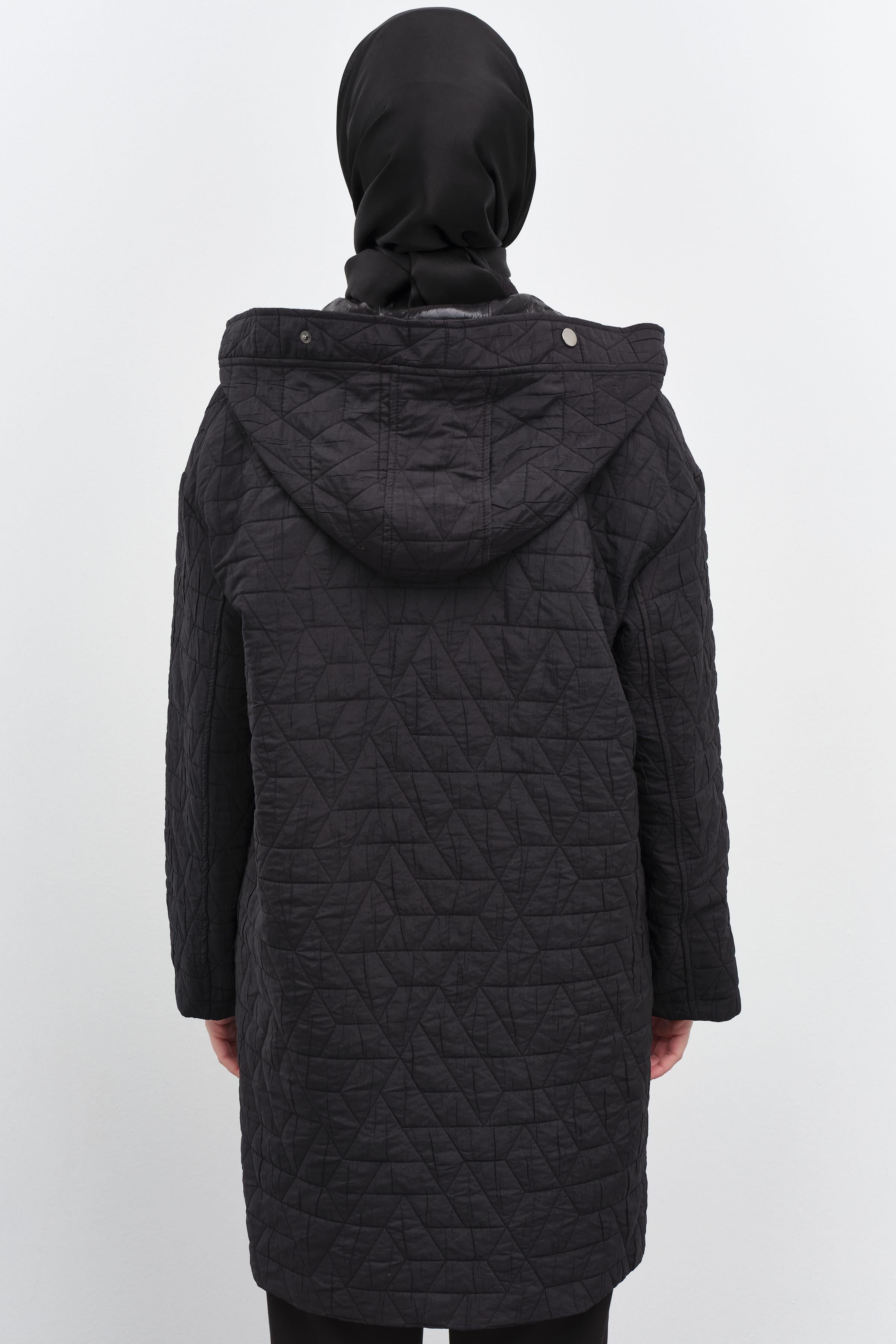 Garnili İnce Kapitone Kapüşonlu Kaban - Siyah TUGBA