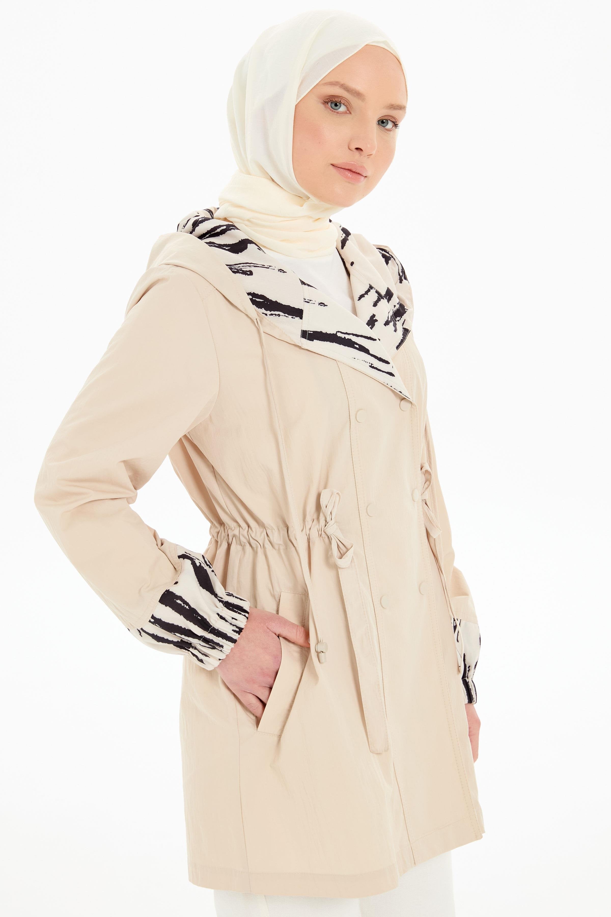 Garnili Kapüşonlu Kısa Yağmurluk - Bej TUGBA