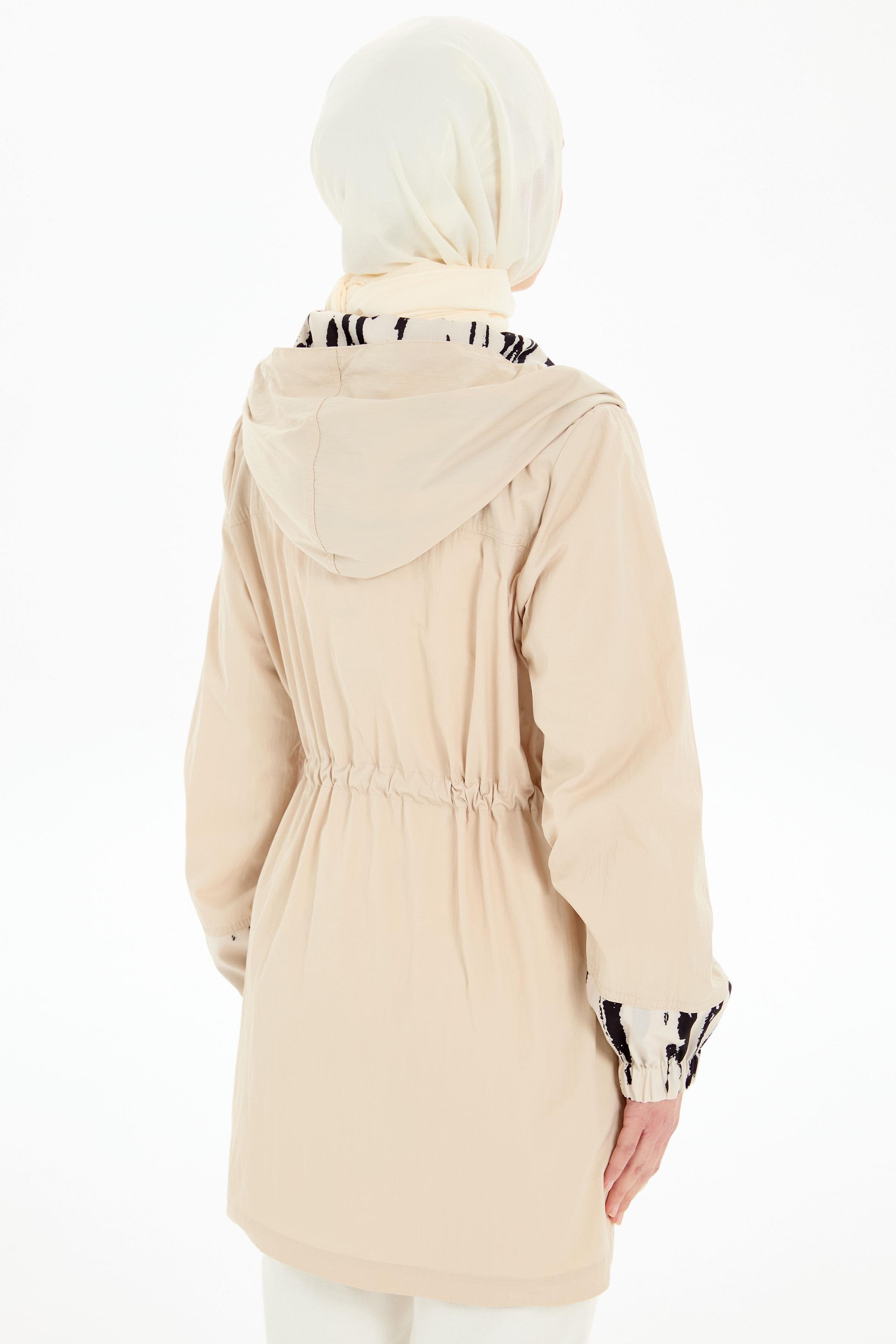 Garnili Kapüşonlu Kısa Yağmurluk - Bej TUGBA