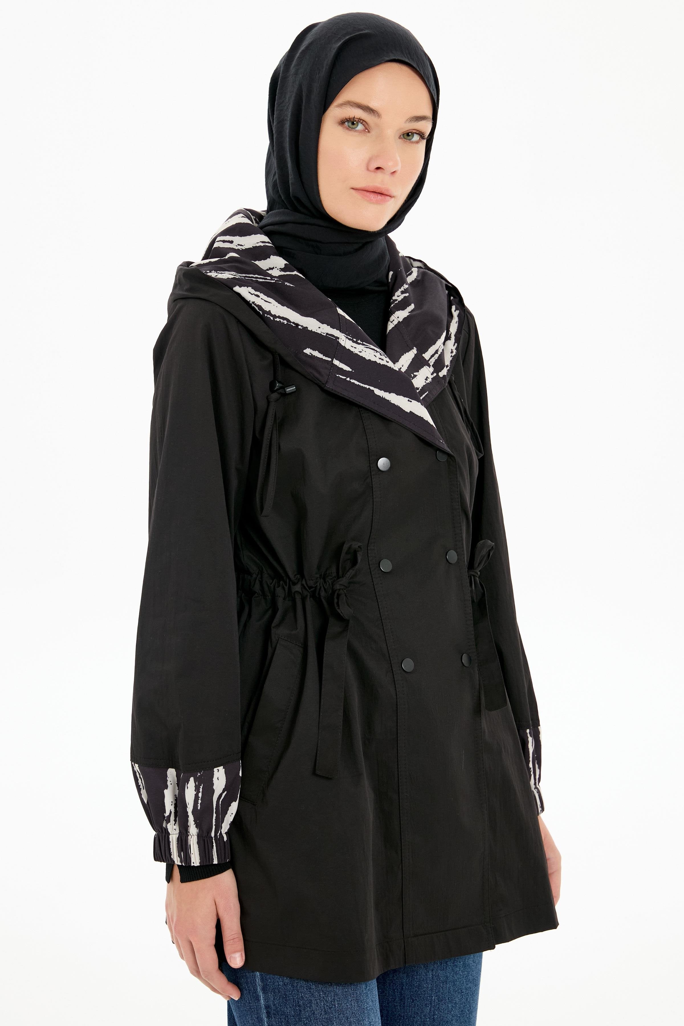 Garnili Kapüşonlu Kısa Yağmurluk - Siyah TUGBA