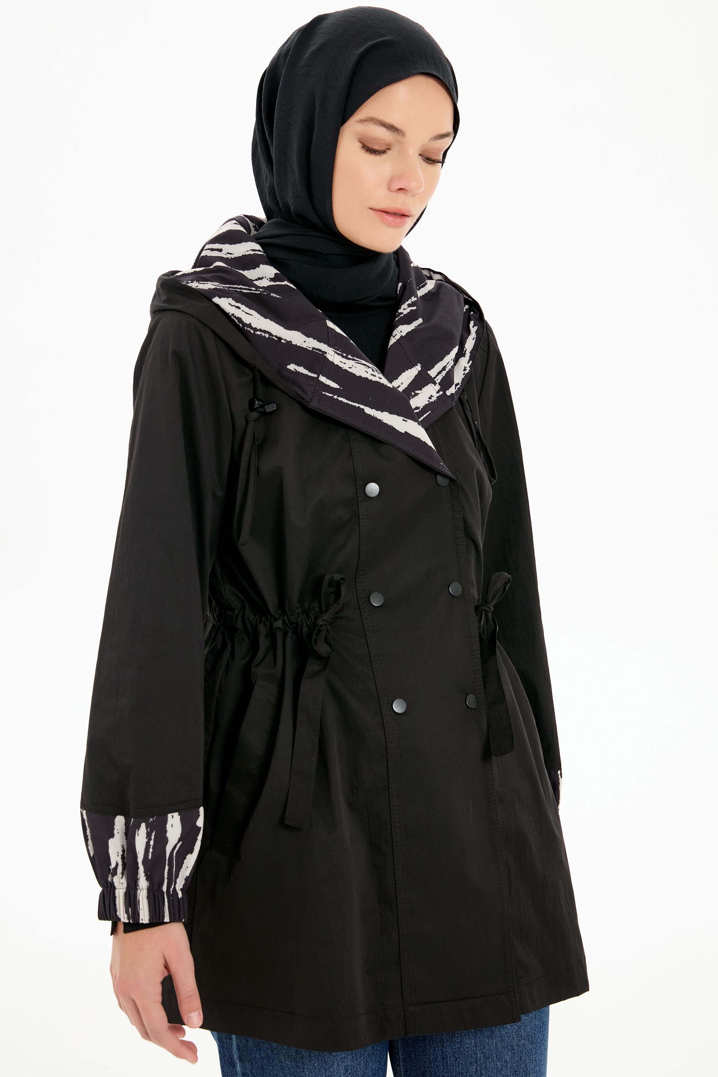 Garnili Kapüşonlu Kısa Yağmurluk - Siyah TUGBA