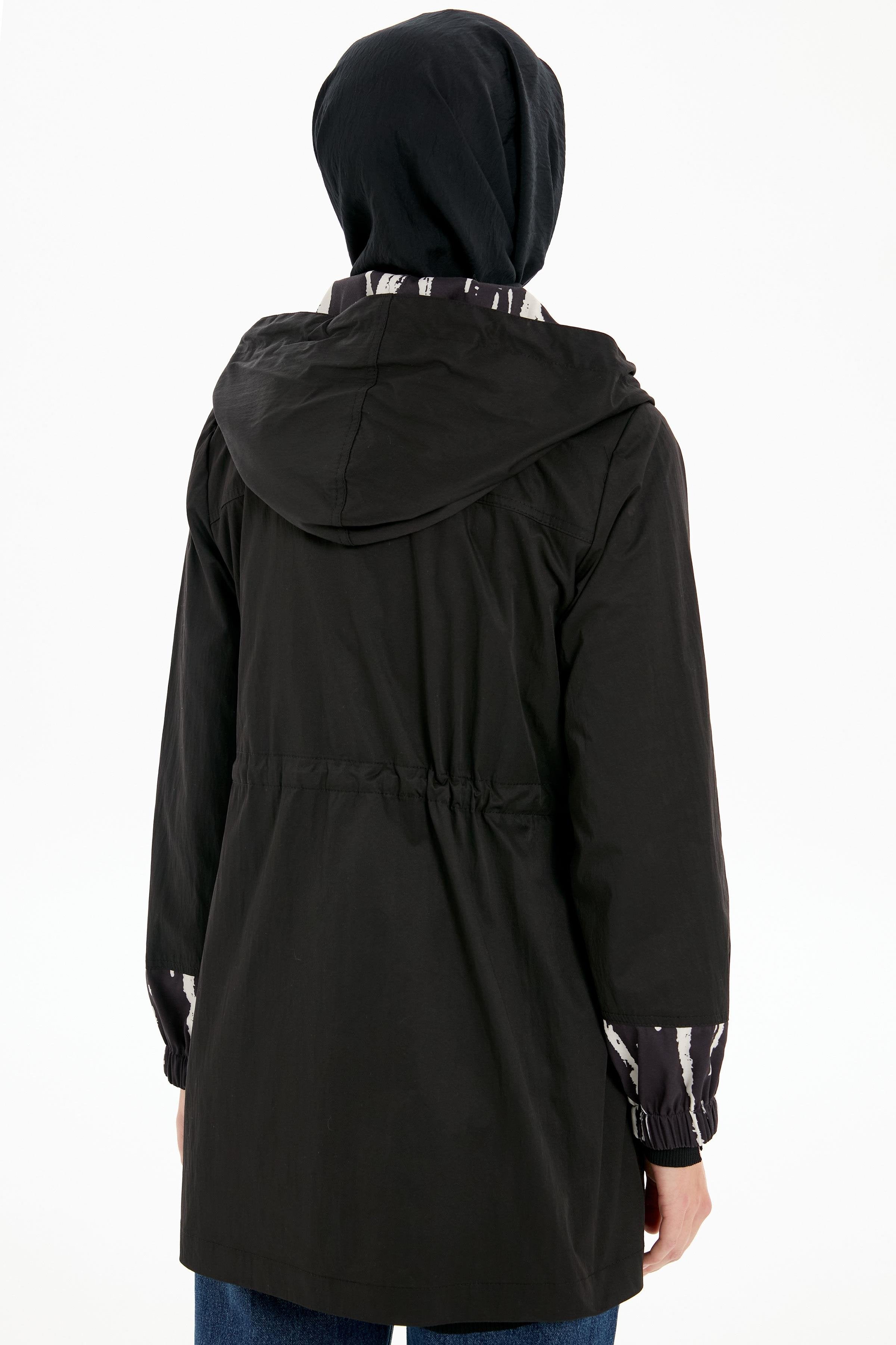 Garnili Kapüşonlu Kısa Yağmurluk - Siyah TUGBA