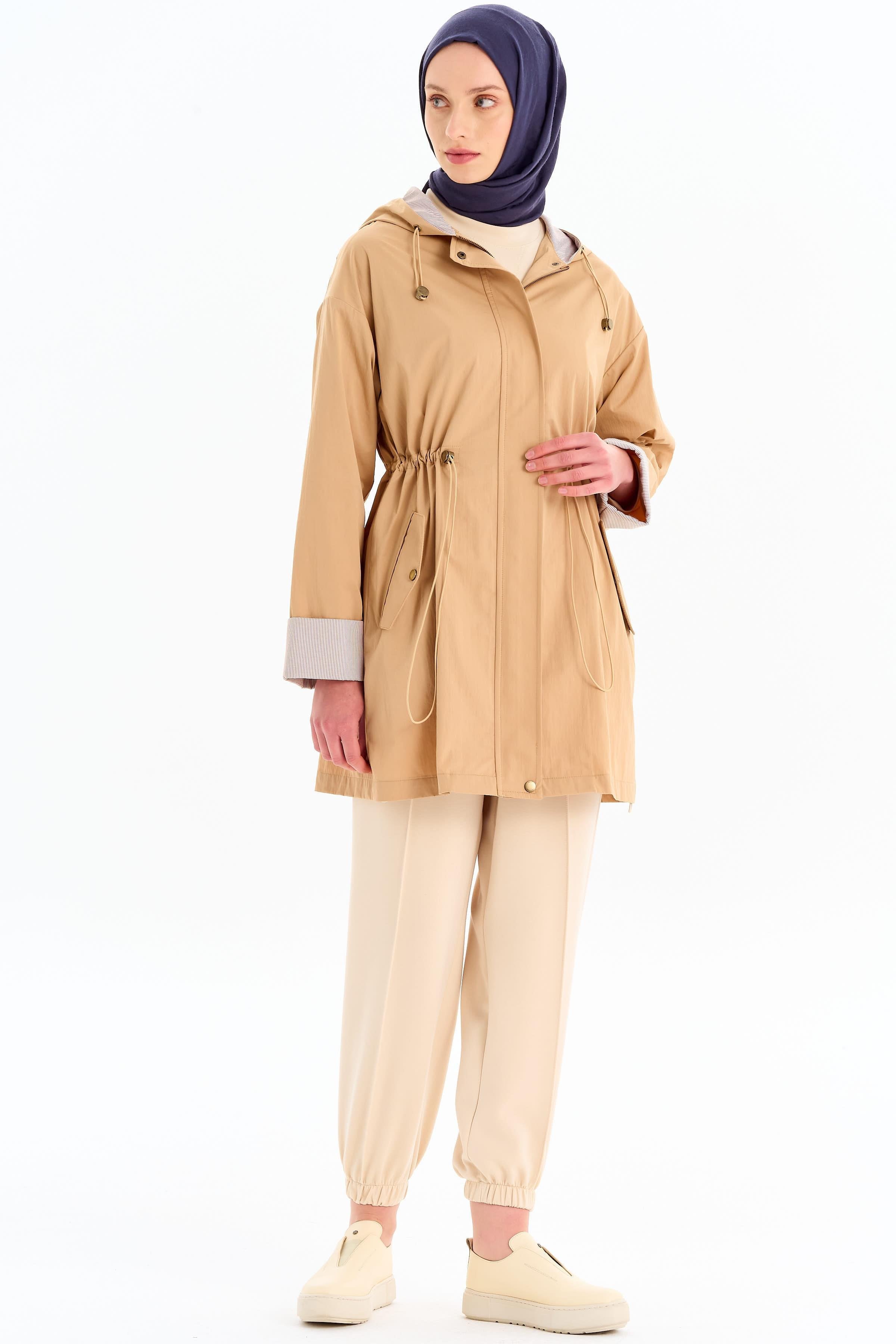 Garnili Kapişonlu Yağmurluk - Camel TUGBA
