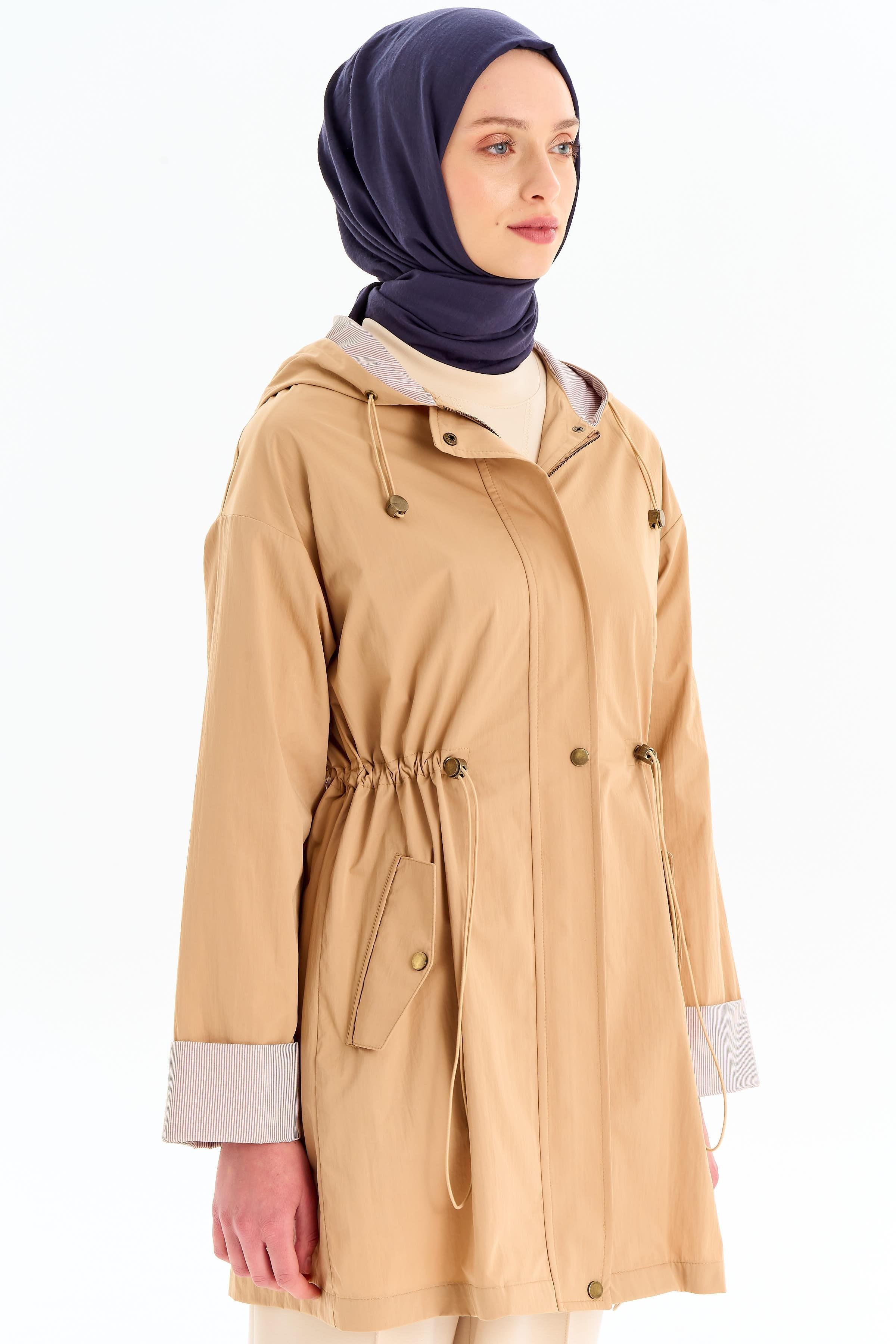 Garnili Kapişonlu Yağmurluk - Camel TUGBA