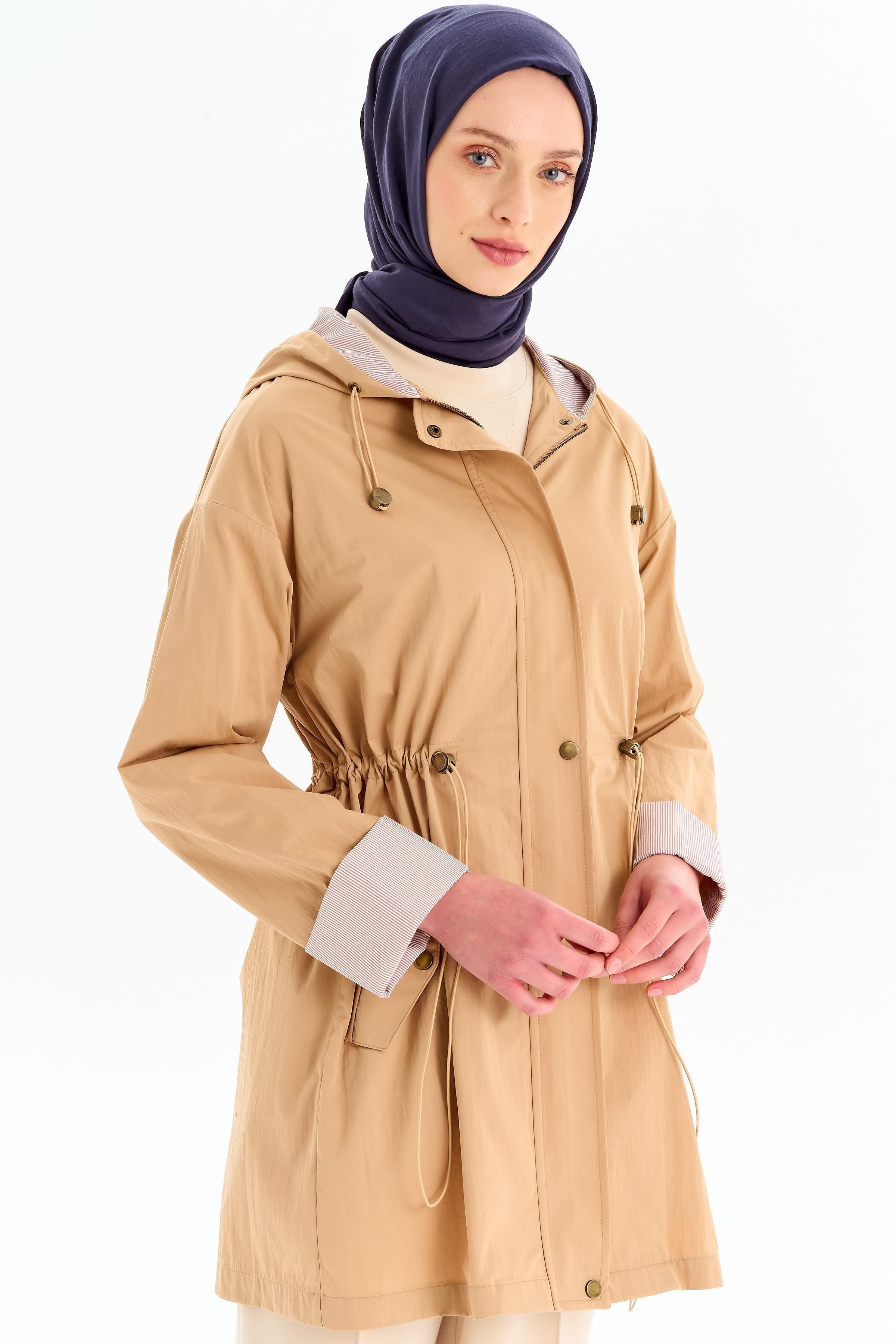 Garnili Kapişonlu Yağmurluk - Camel TUGBA