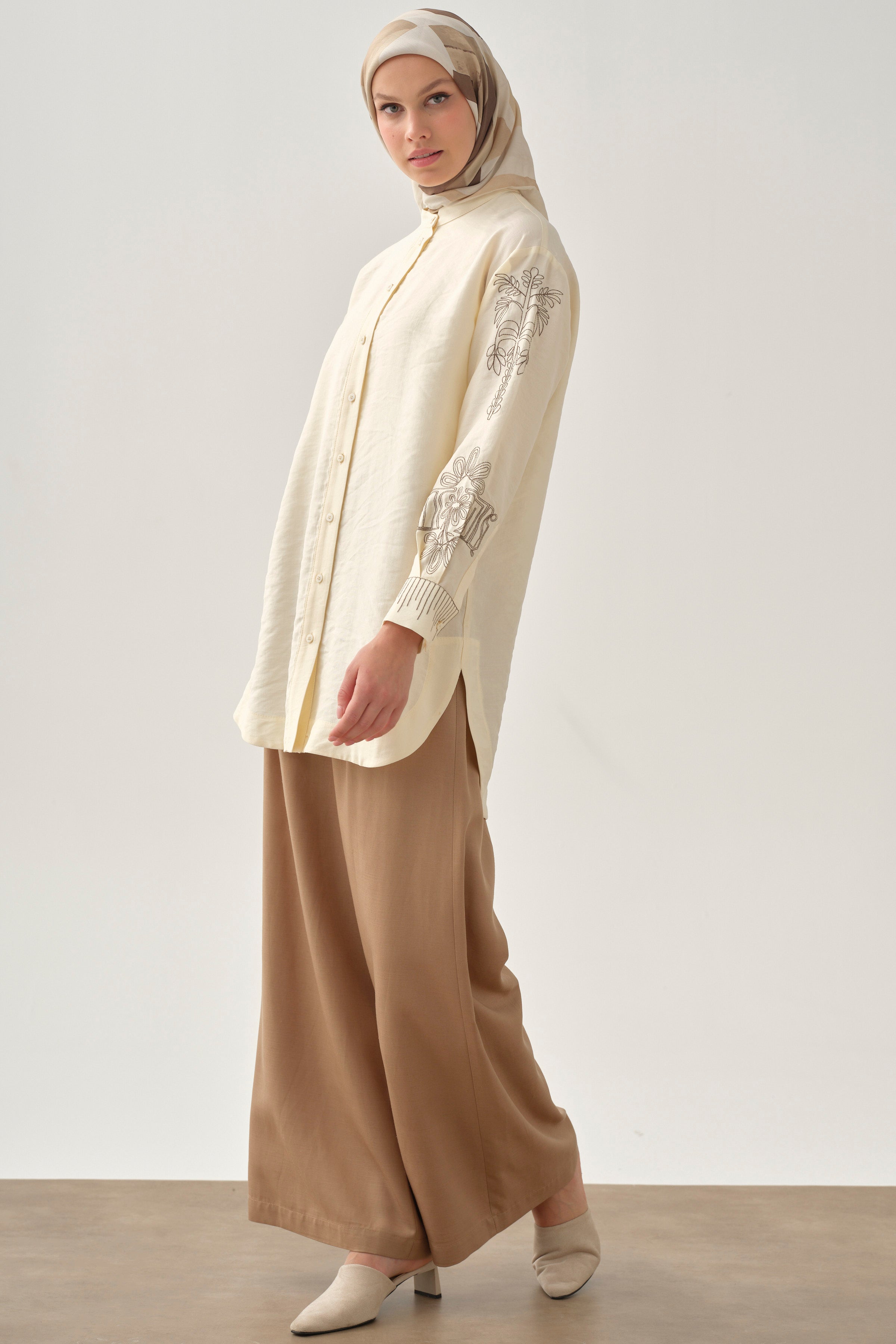 Gizli Cepli Pile Detaylı Pantolon - Bej TUGBA