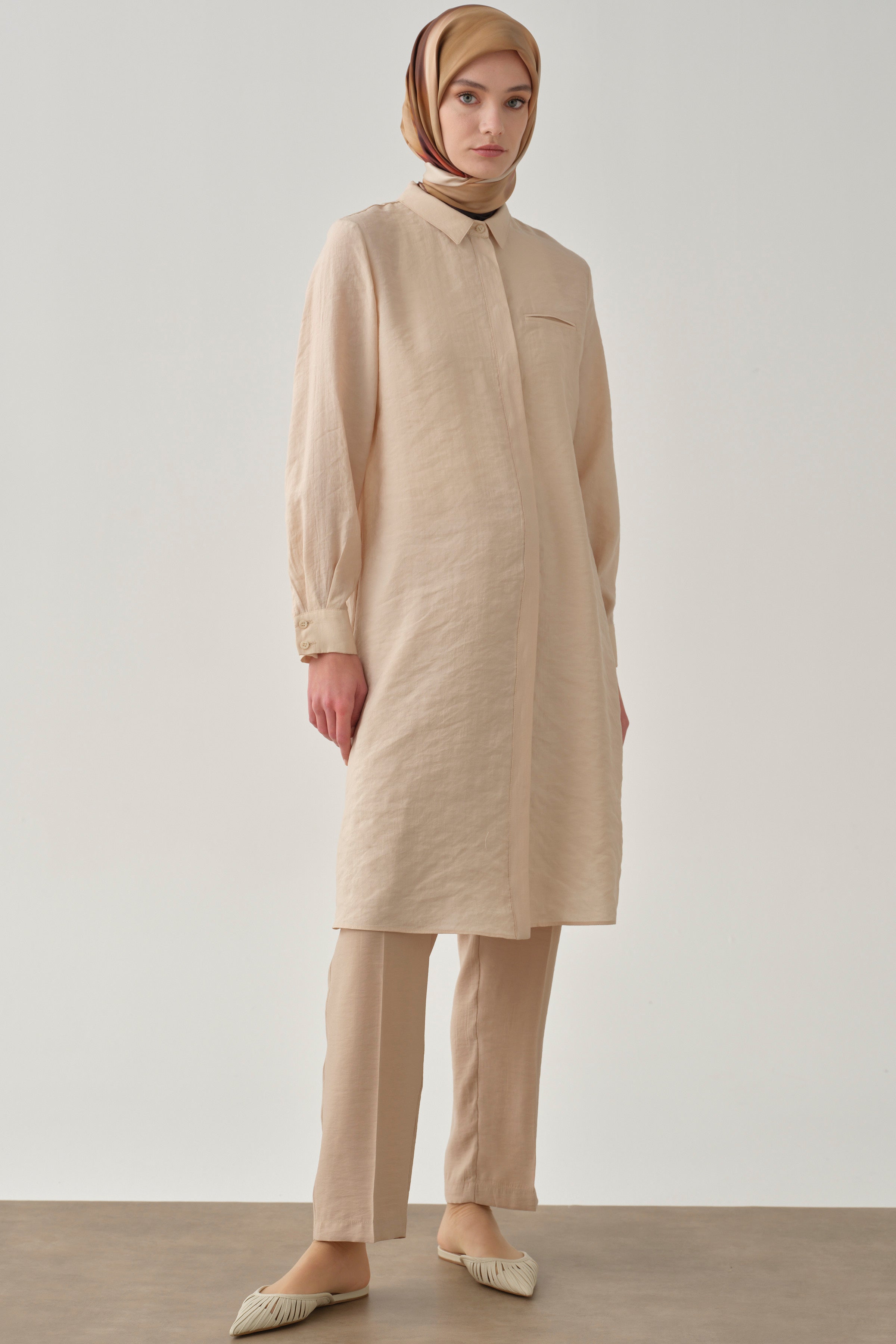 Gizli Pat Kapamalı Yırtmaçlı Uzun Tunik - Bej TUGBA