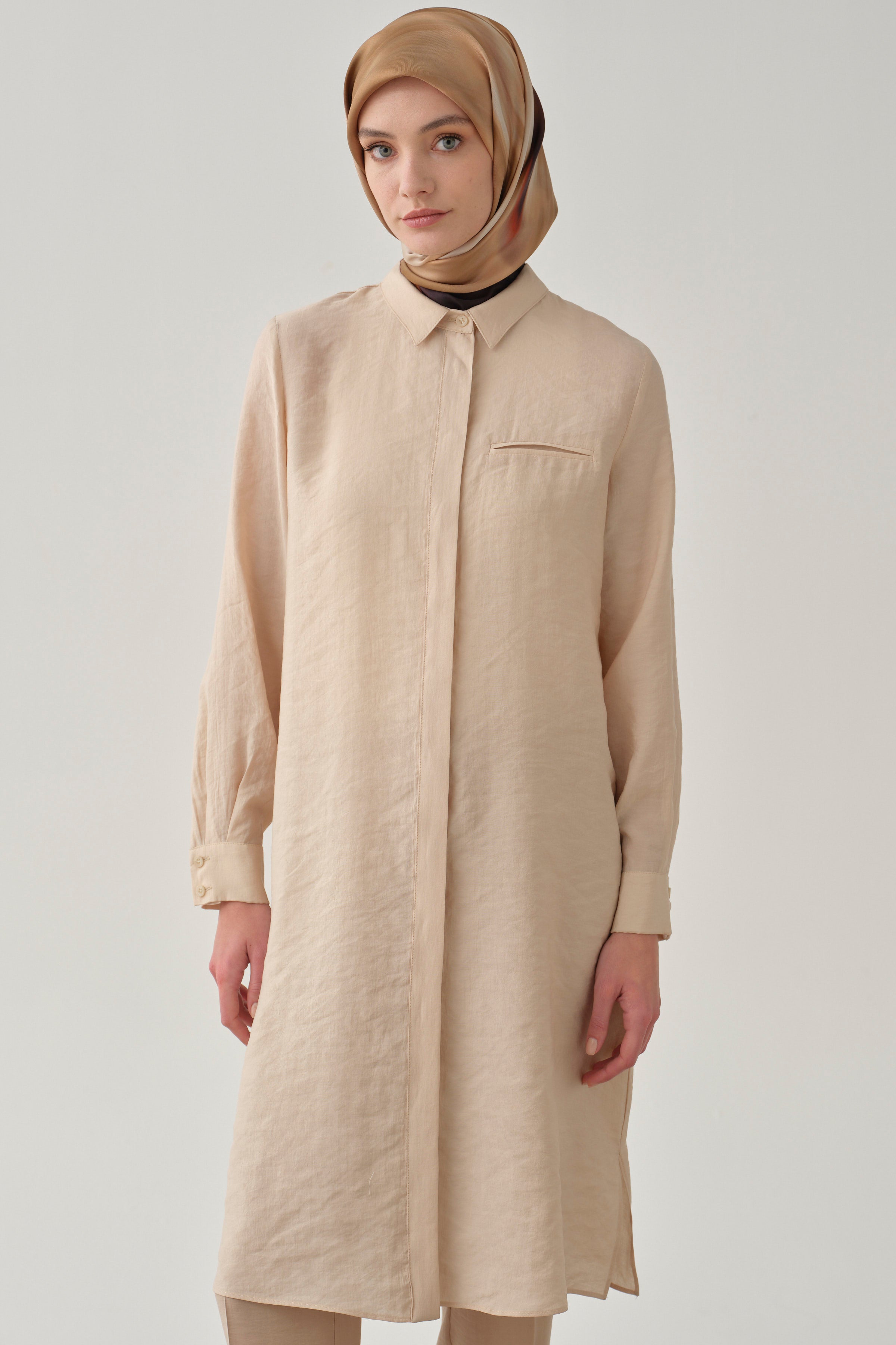 Gizli Pat Kapamalı Yırtmaçlı Uzun Tunik - Bej TUGBA
