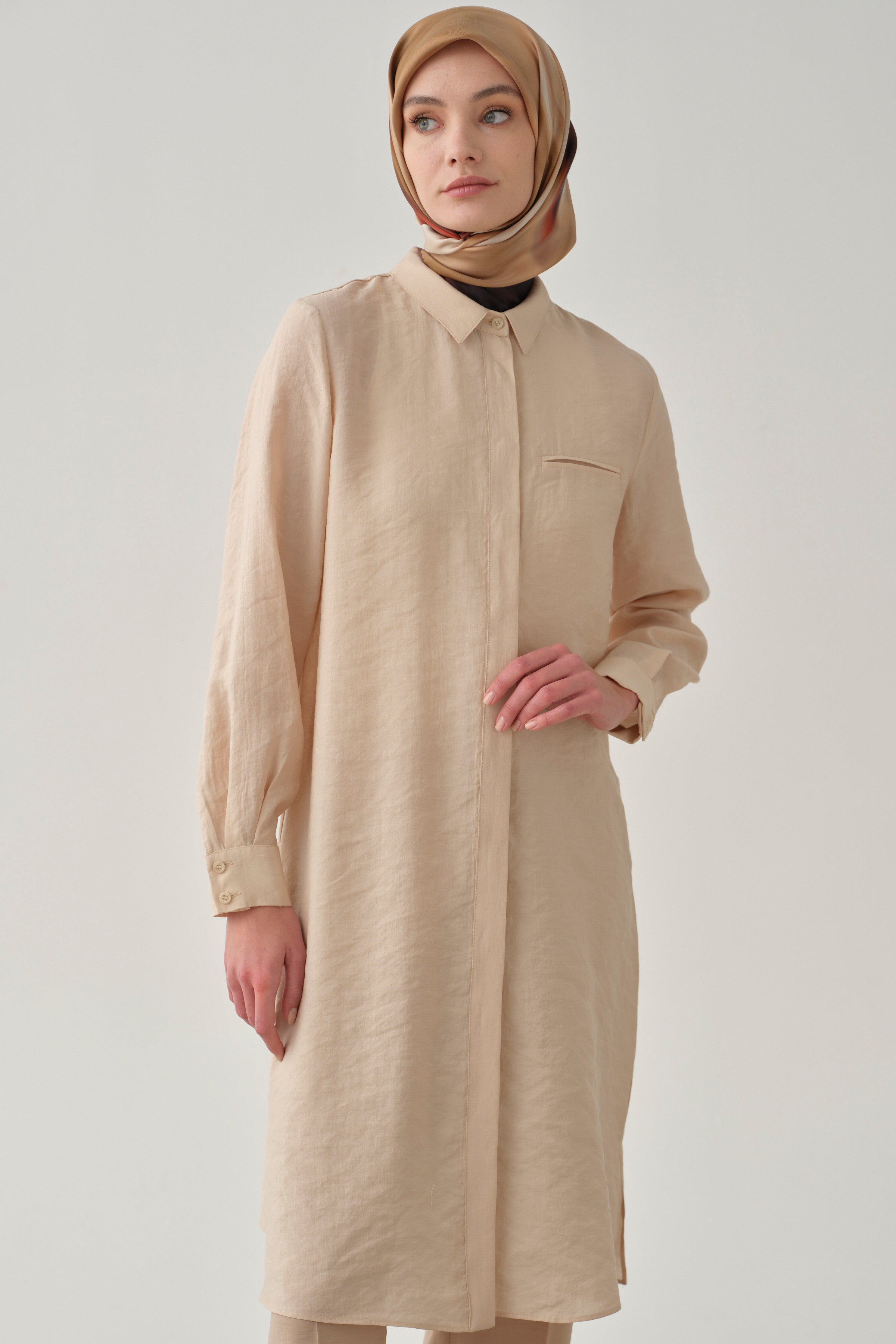 Gizli Pat Kapamalı Yırtmaçlı Uzun Tunik - Bej TUGBA