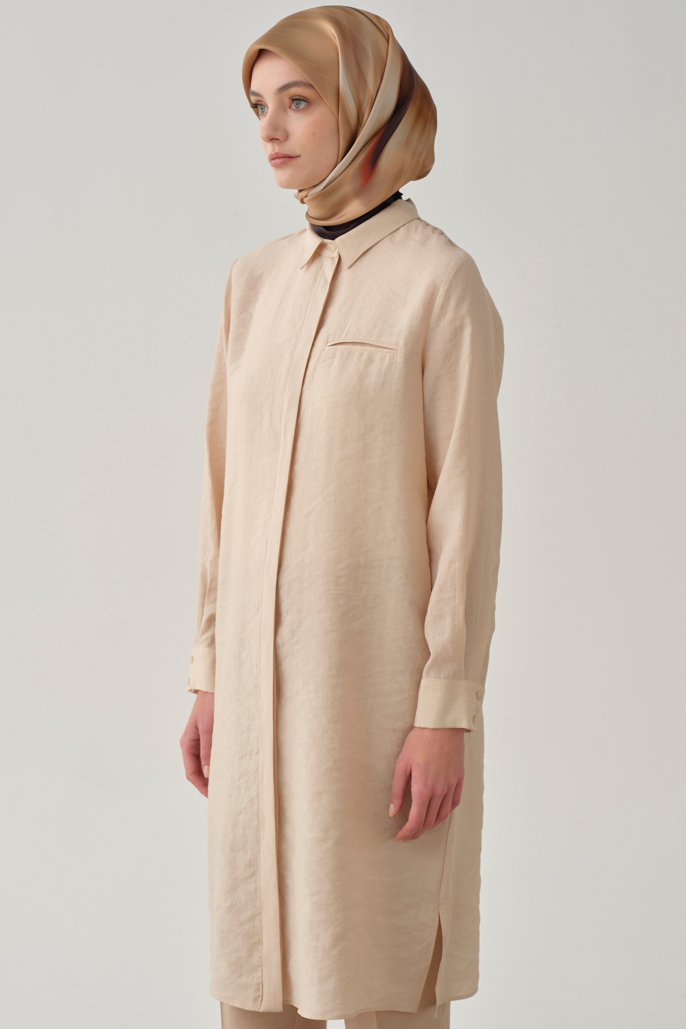 Gizli Pat Kapamalı Yırtmaçlı Uzun Tunik - Bej TUGBA