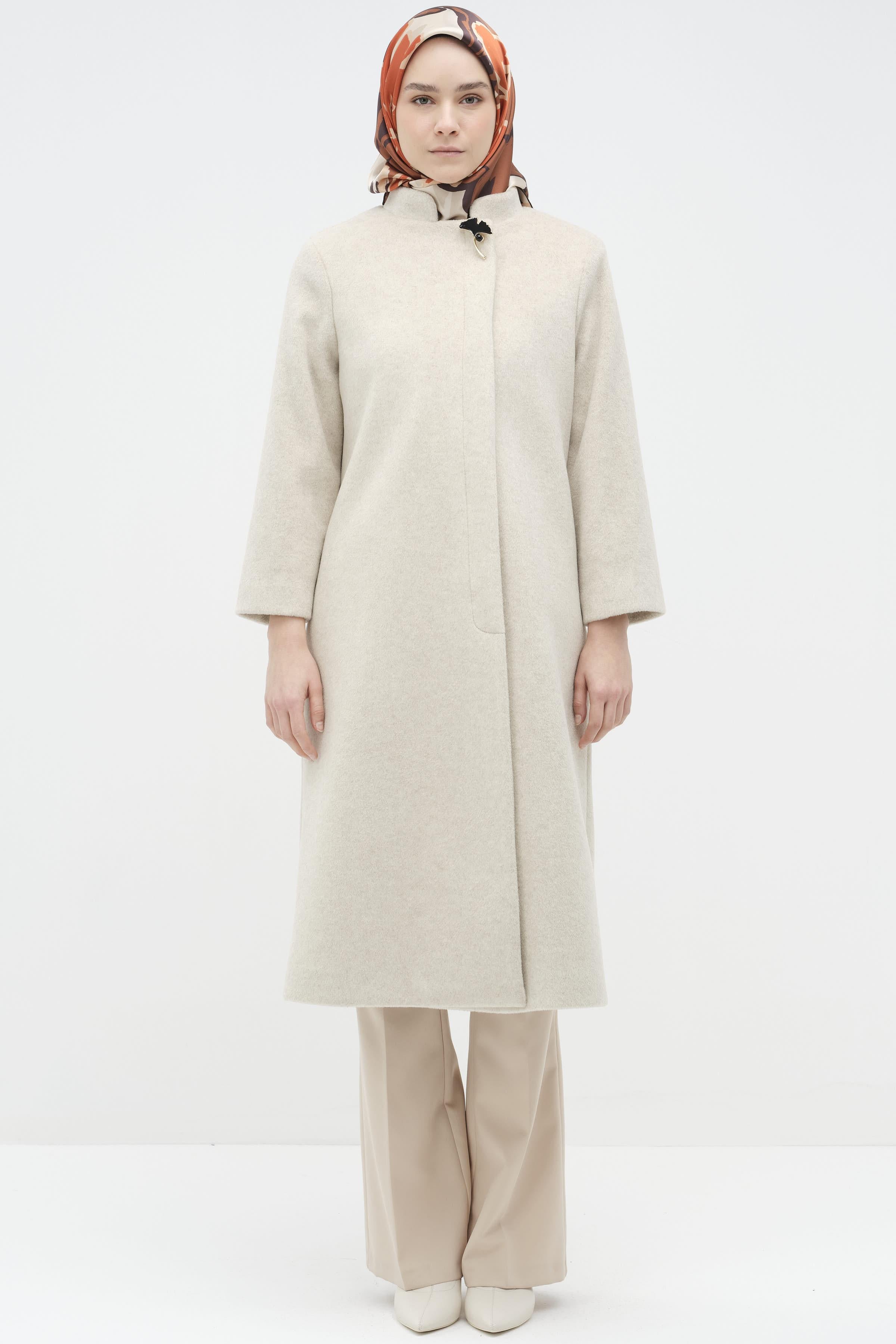 Gizli Patlı Broş Detaylı Kaban - Bej TUGBA