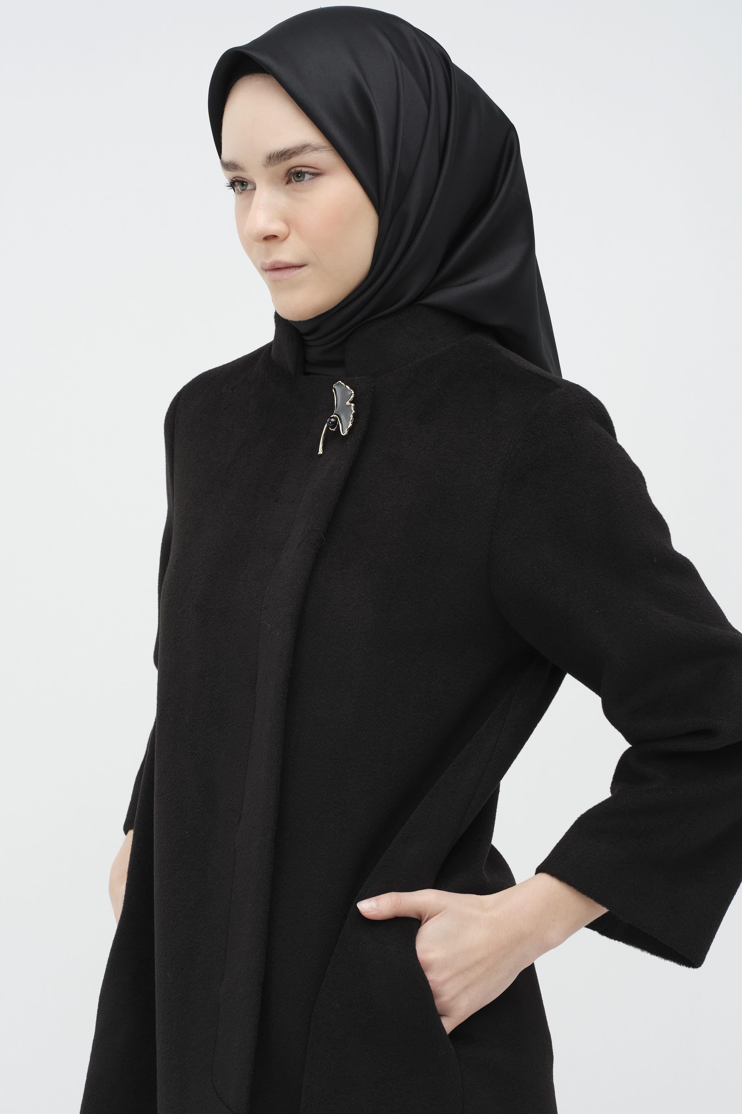 Gizli Patlı Broş Detaylı Kaban - Siyah TUGBA