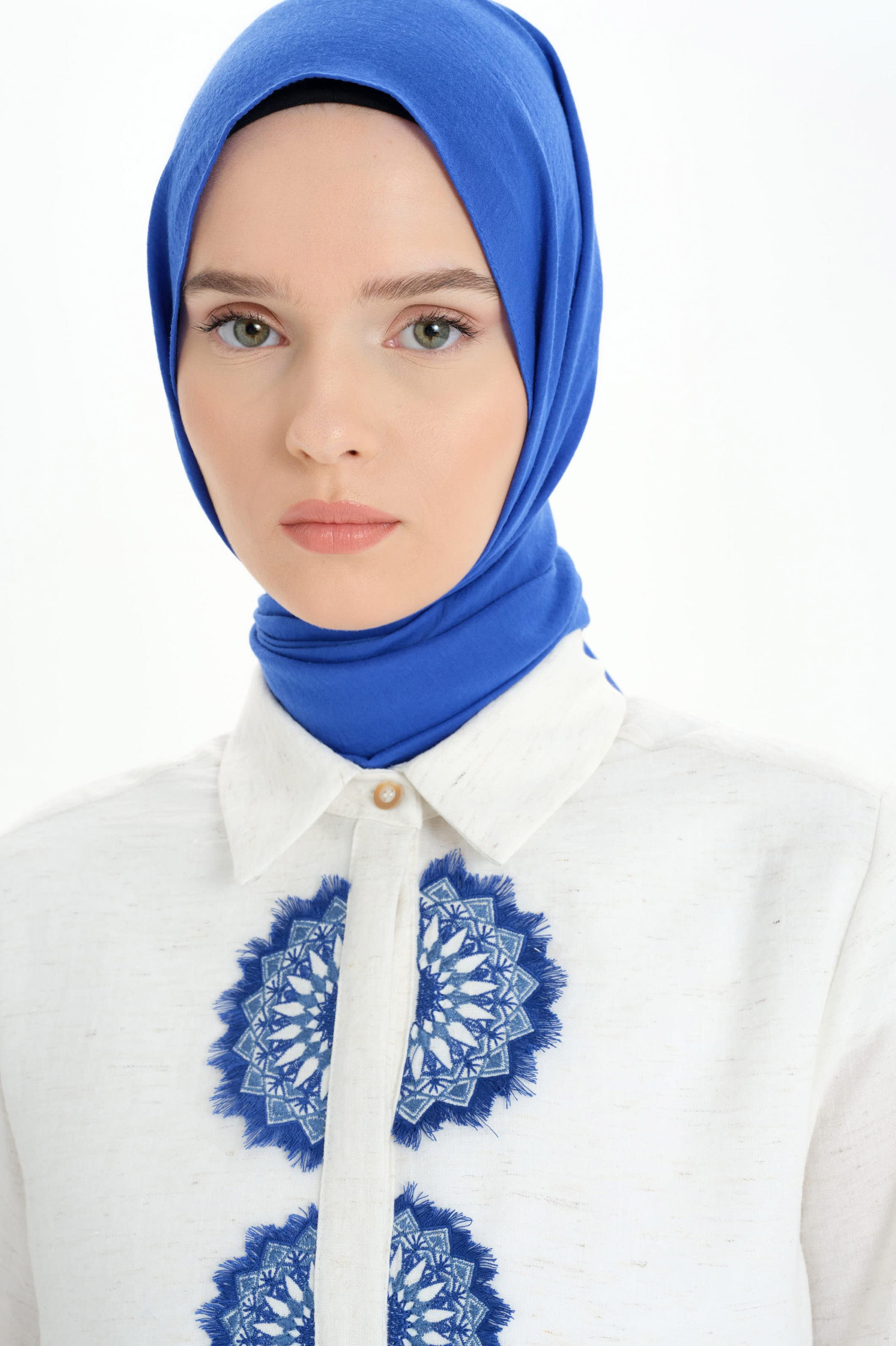 Gizli Patlı Nakış Detaylı Gömlek - Ekru - Mavi TUGBA