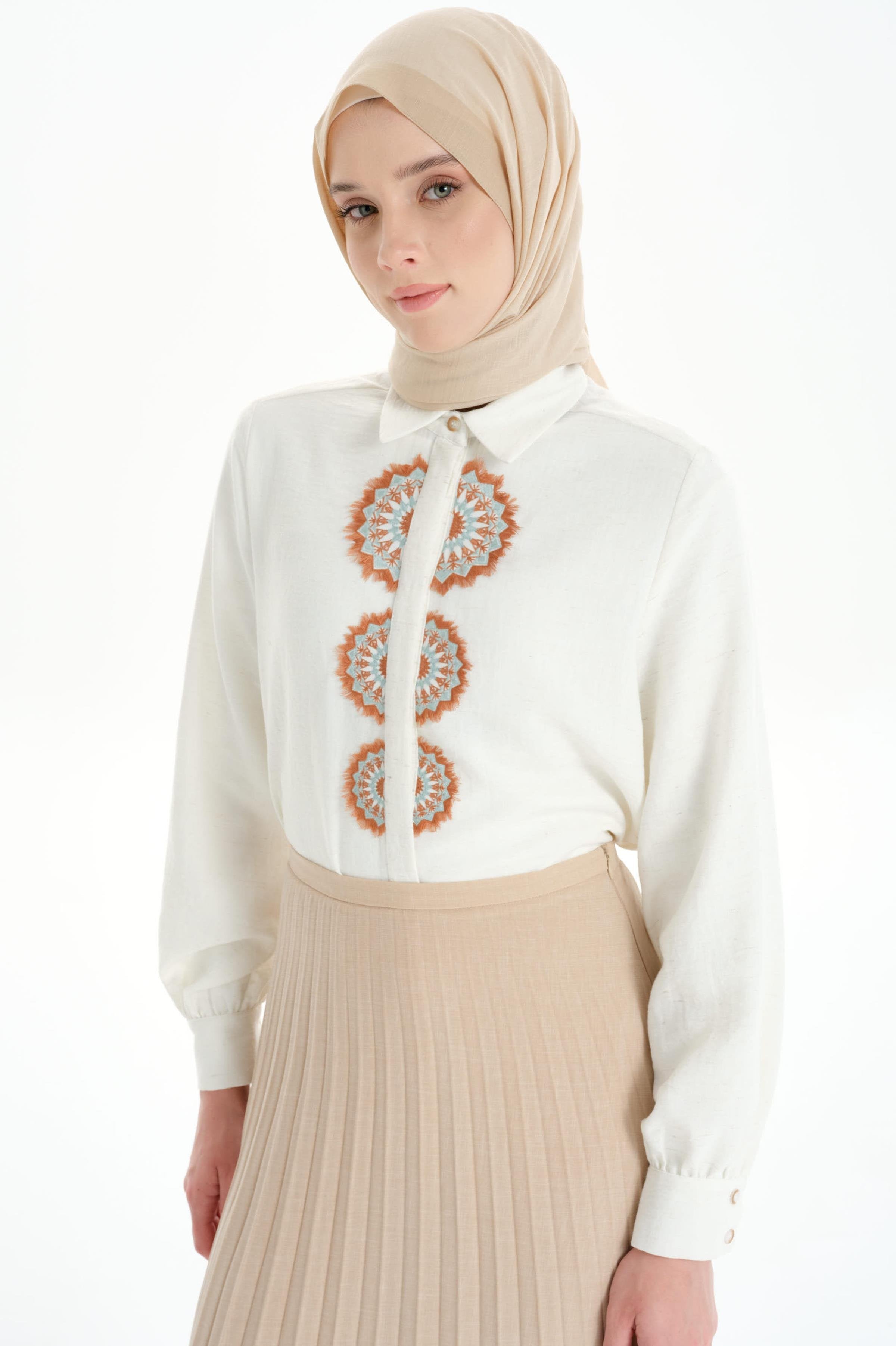 Gizli Patlı Nakış Detaylı Gömlek - Ekru - Su Yeşili TUGBA