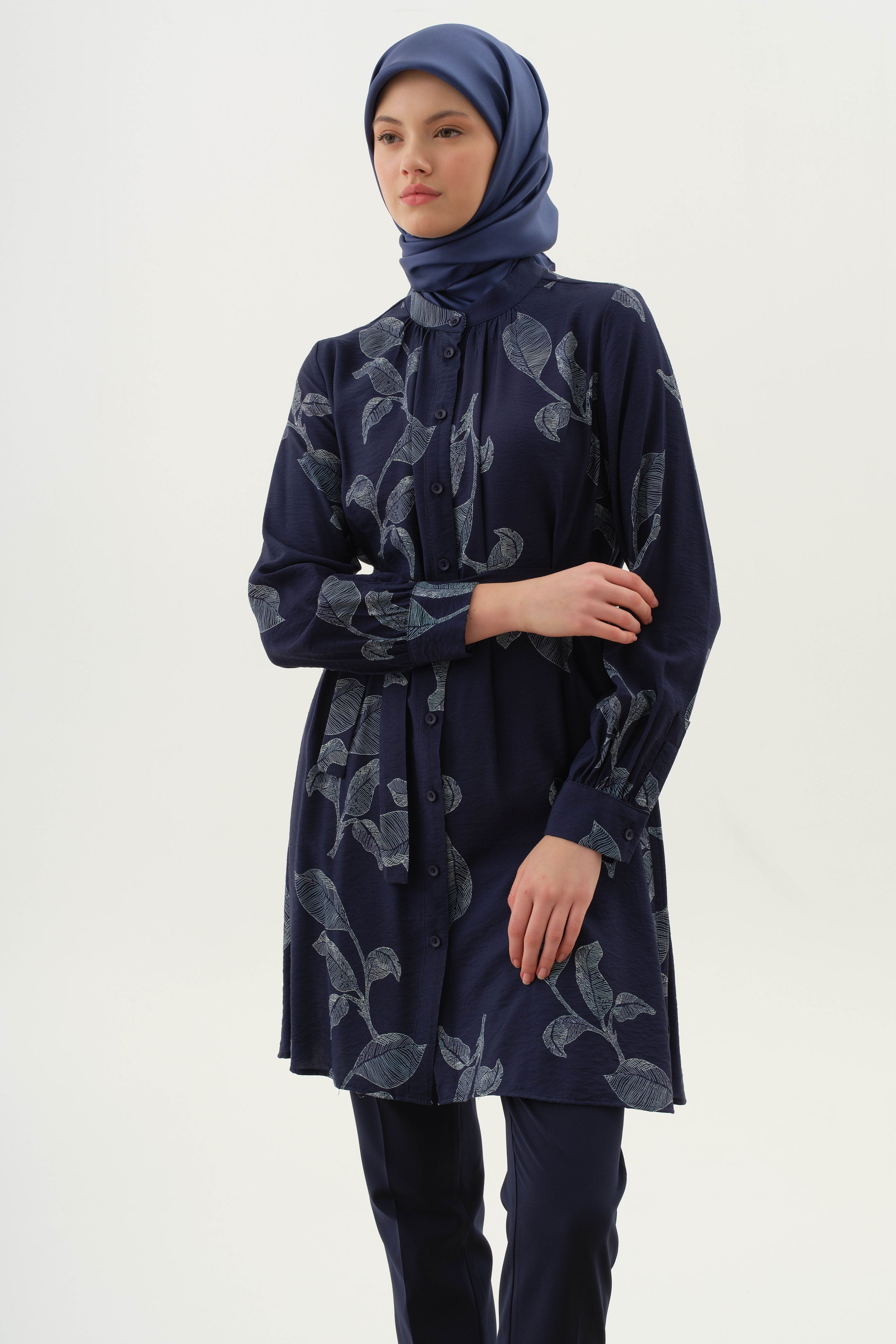Hakim Yaka Büzgülü Floral Yaprak Desenli Tunik - Lacivert TUGBA