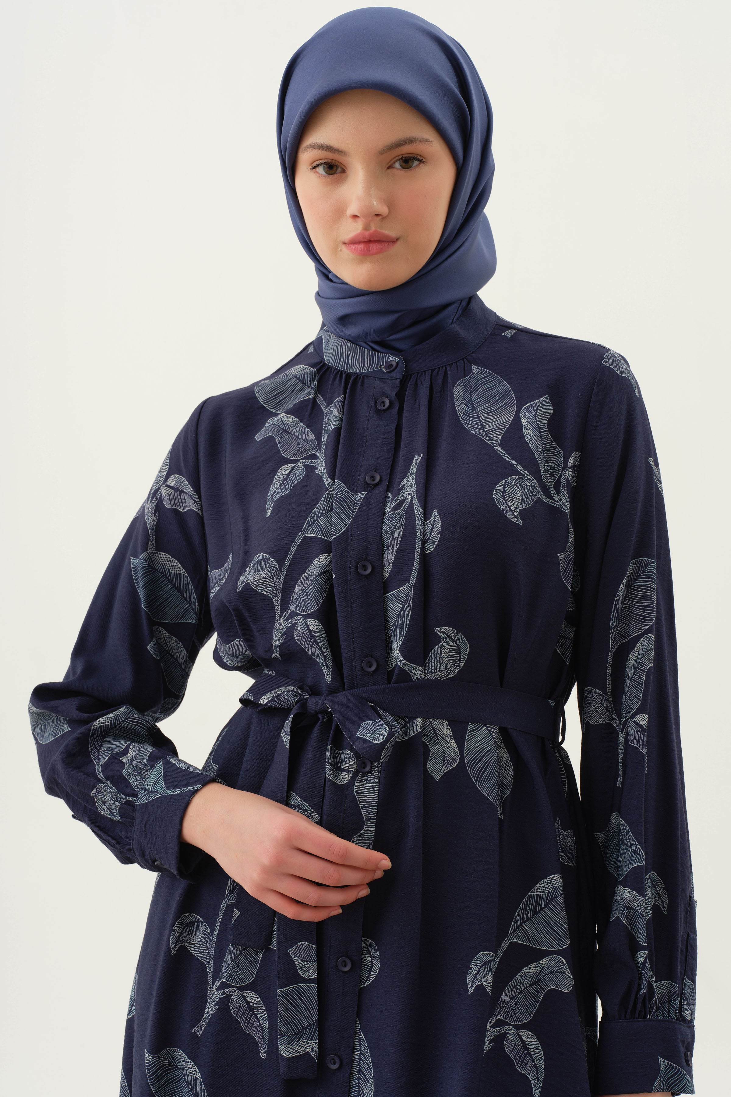 Hakim Yaka Büzgülü Floral Yaprak Desenli Tunik - Lacivert TUGBA