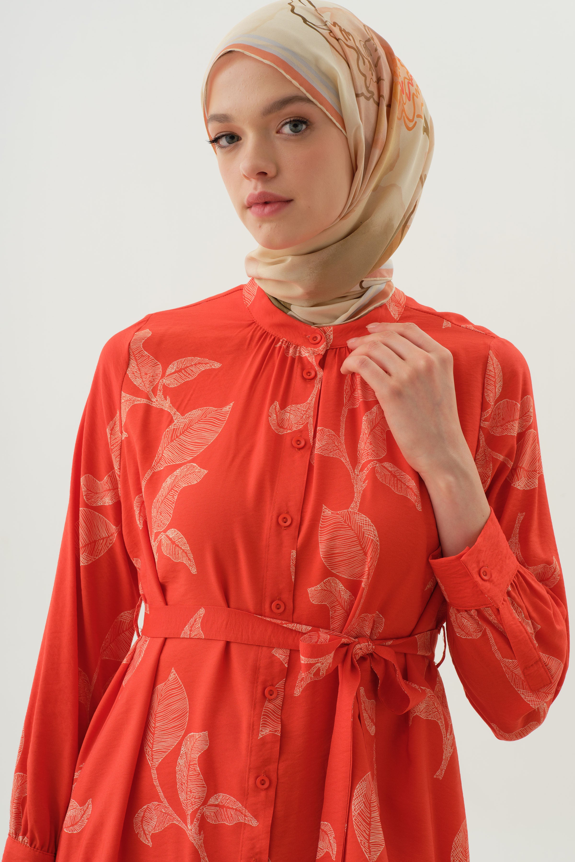 Hakim Yaka Büzgülü Floral Yaprak Desenli Tunik - Mercan TUGBA