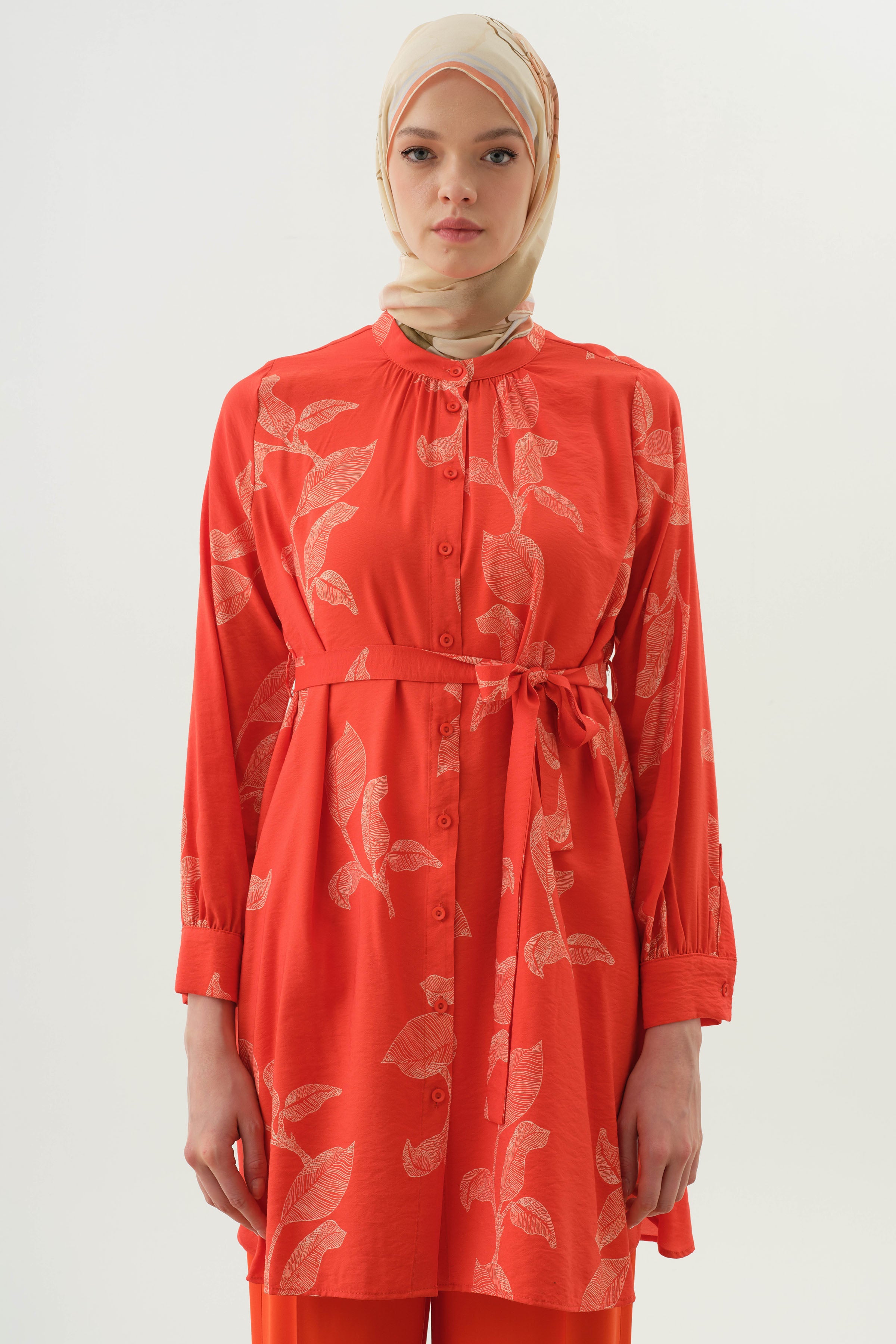 Hakim Yaka Büzgülü Floral Yaprak Desenli Tunik - Mercan TUGBA
