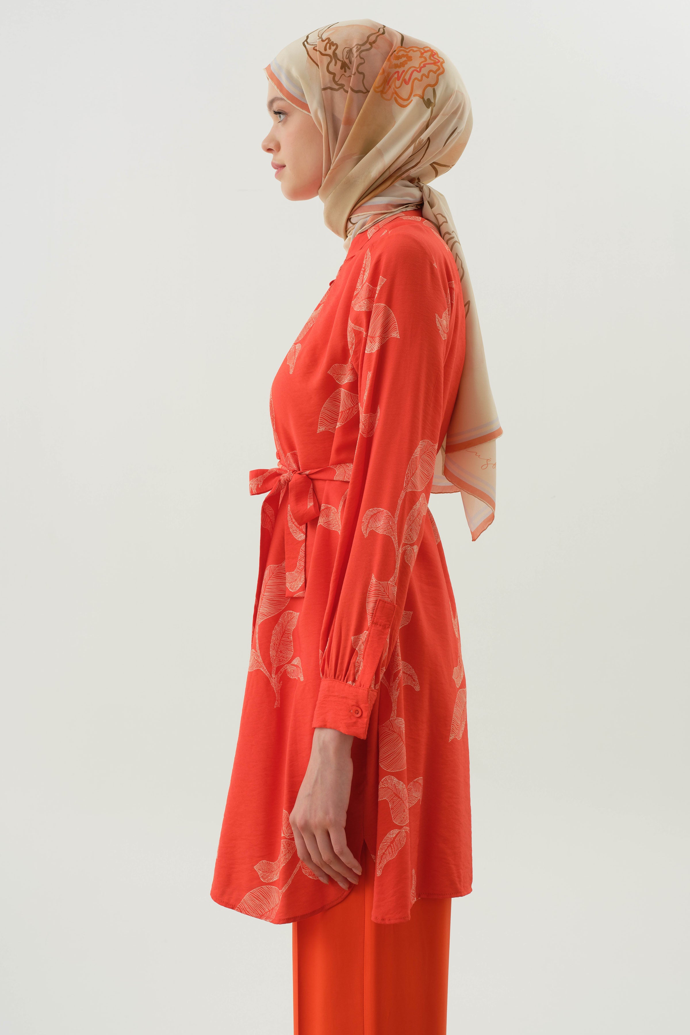 Hakim Yaka Büzgülü Floral Yaprak Desenli Tunik - Mercan TUGBA