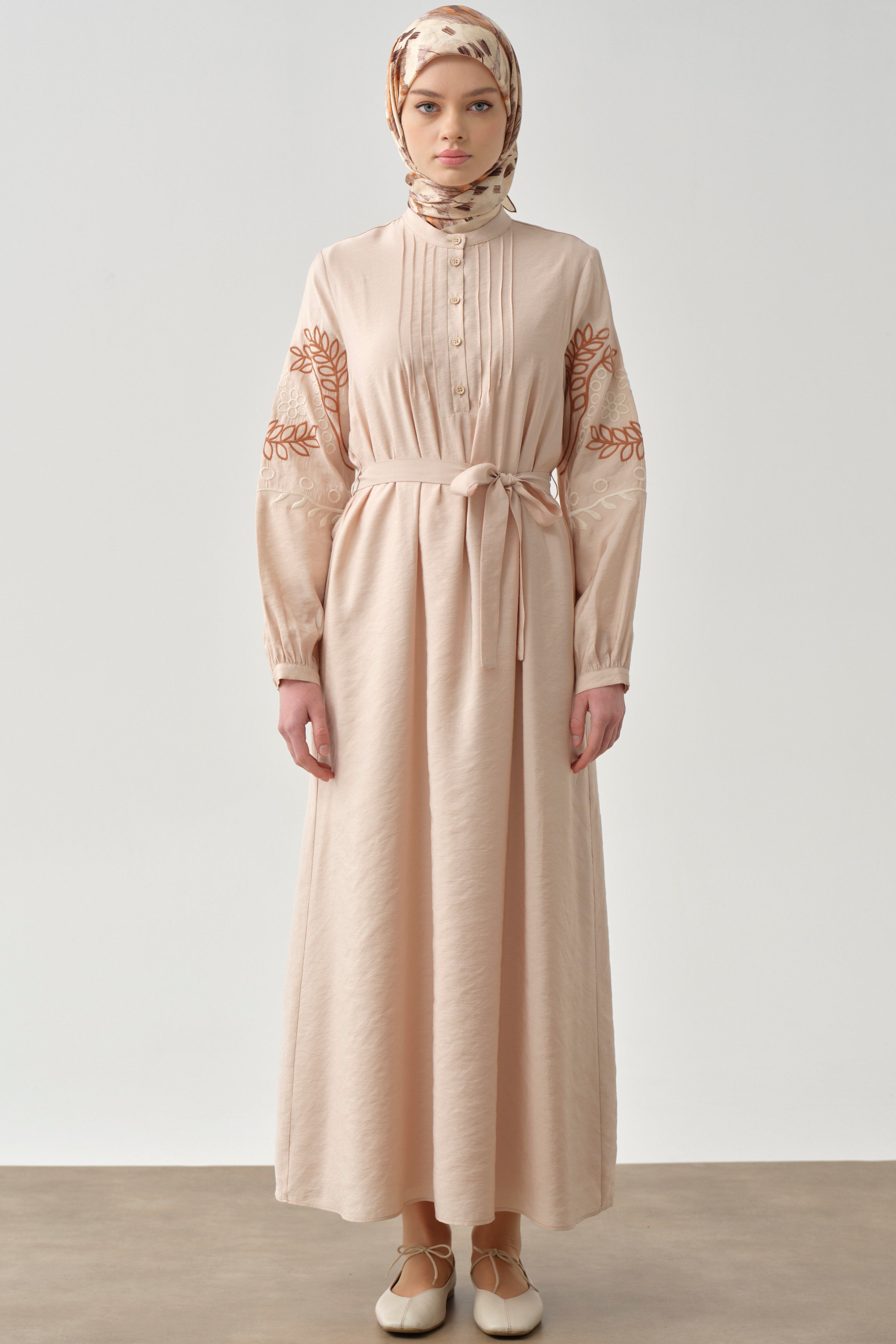 Hakim Yaka Kolları Nakışlı Elbise - Bej TUGBA