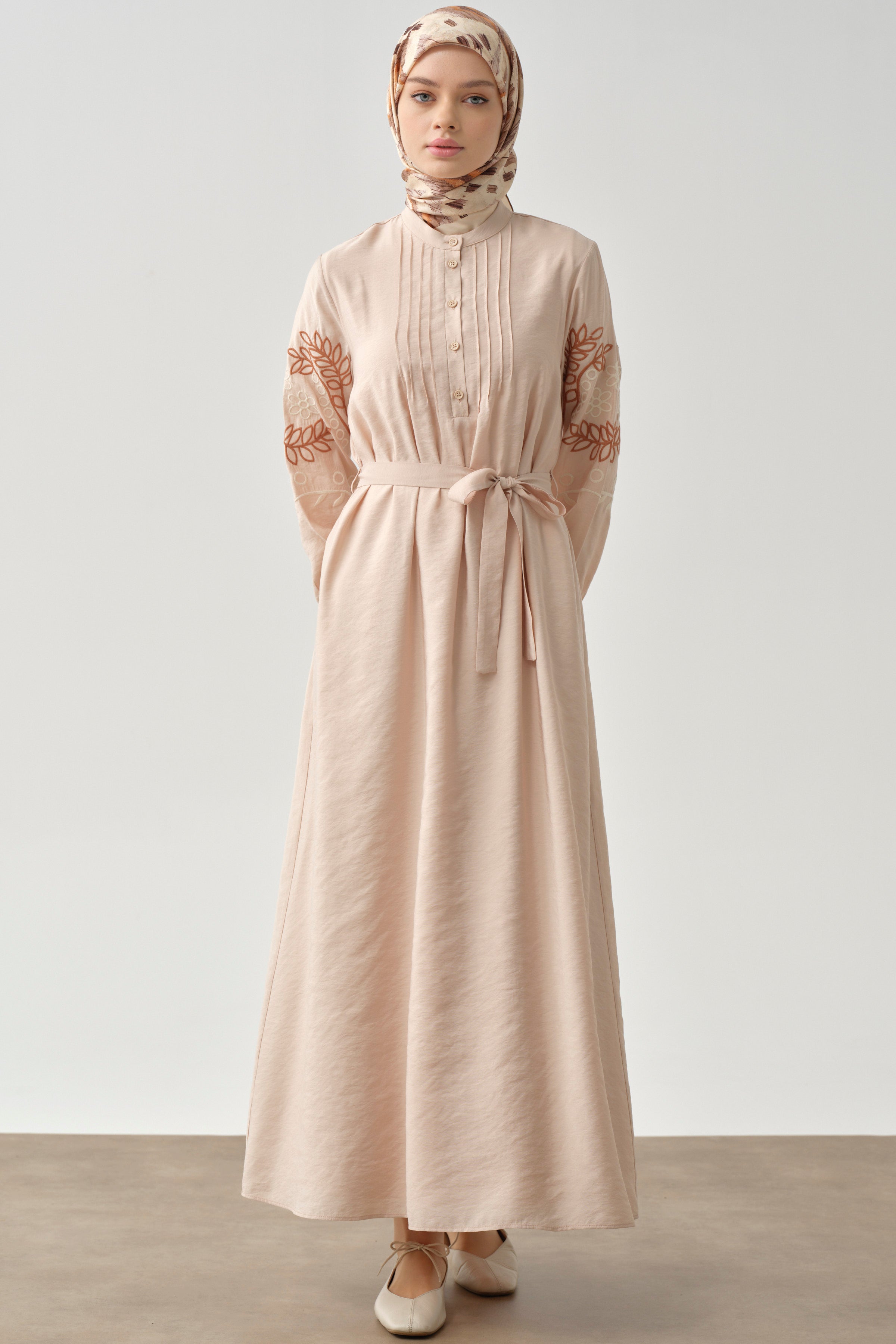 Hakim Yaka Kolları Nakışlı Elbise - Bej TUGBA
