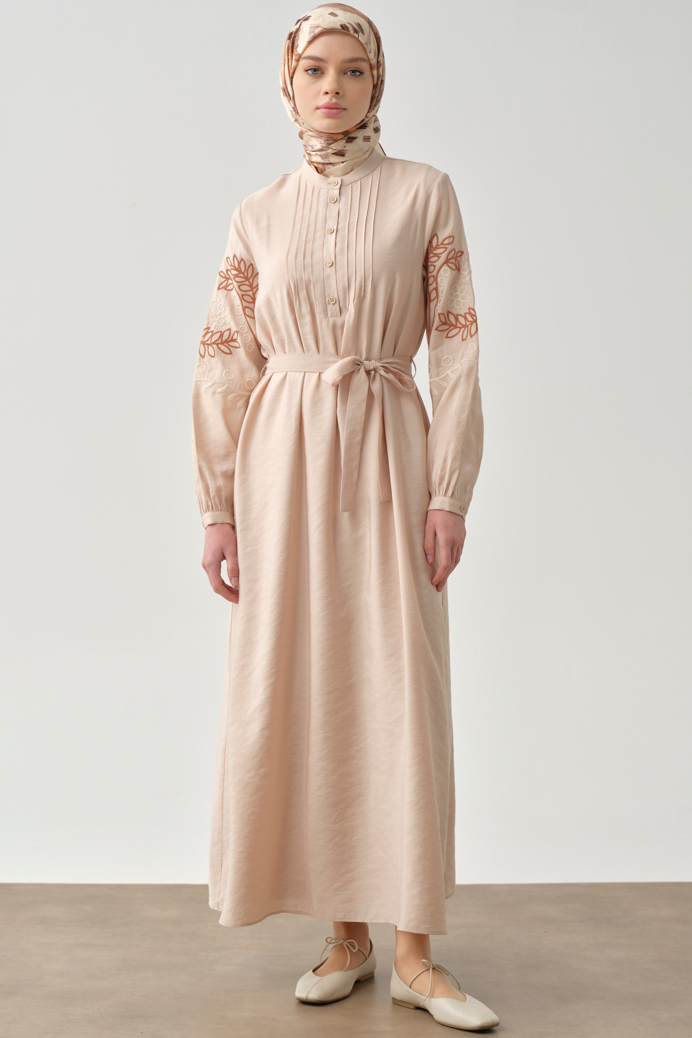 Hakim Yaka Kolları Nakışlı Elbise - Bej TUGBA