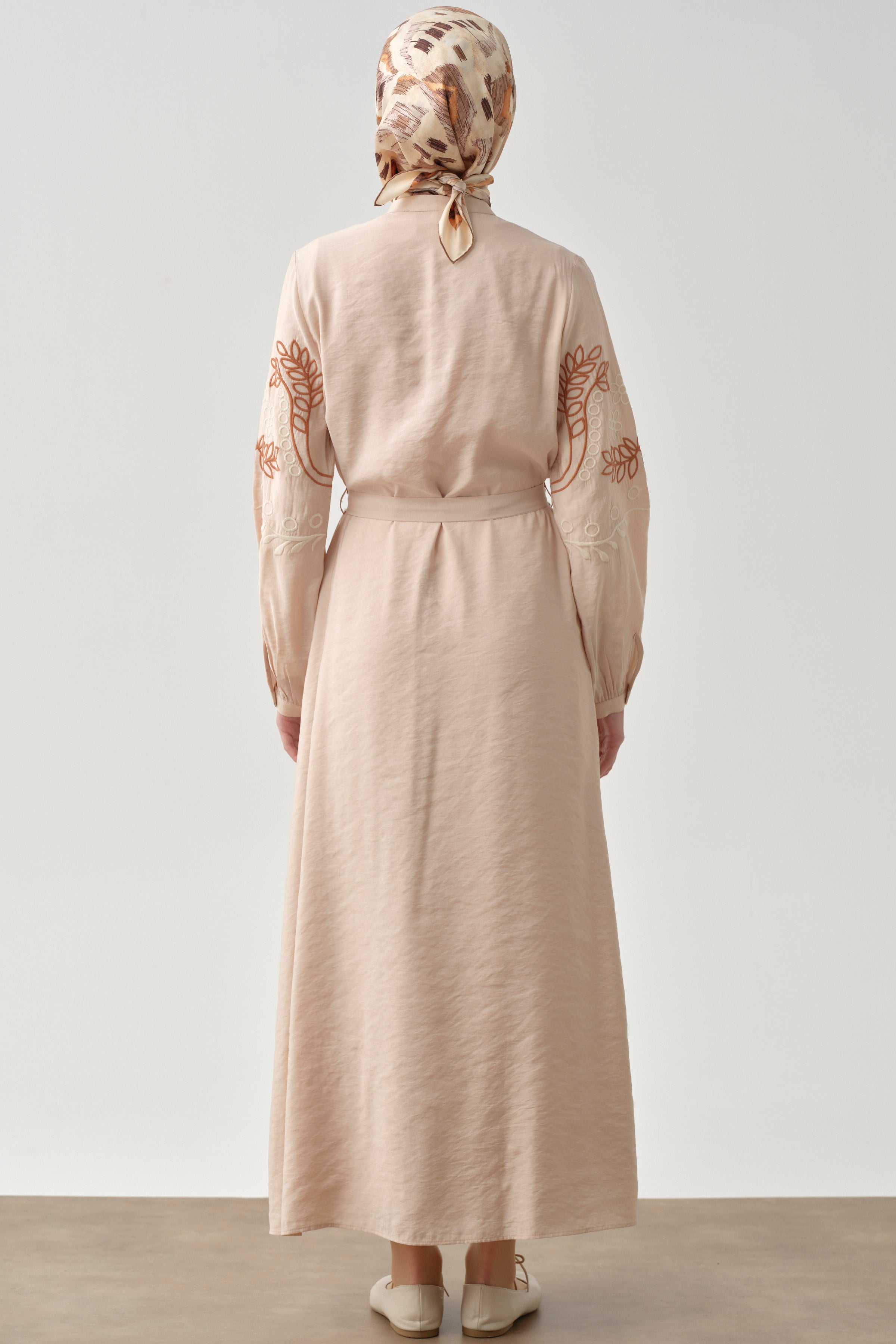 Hakim Yaka Kolları Nakışlı Elbise - Bej TUGBA