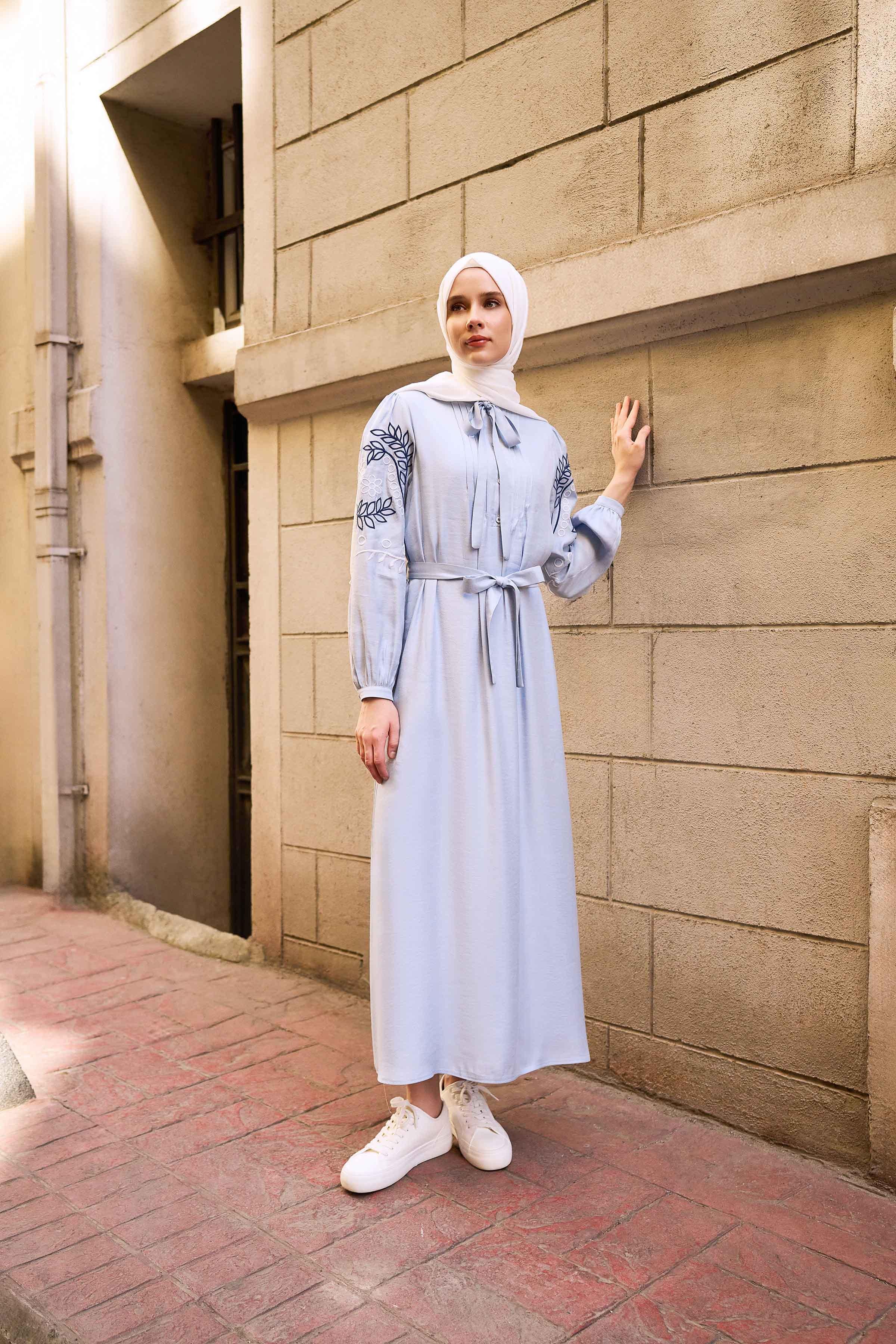 Hakim Yaka Kolları Nakışlı Elbise - Mavi TUGBA