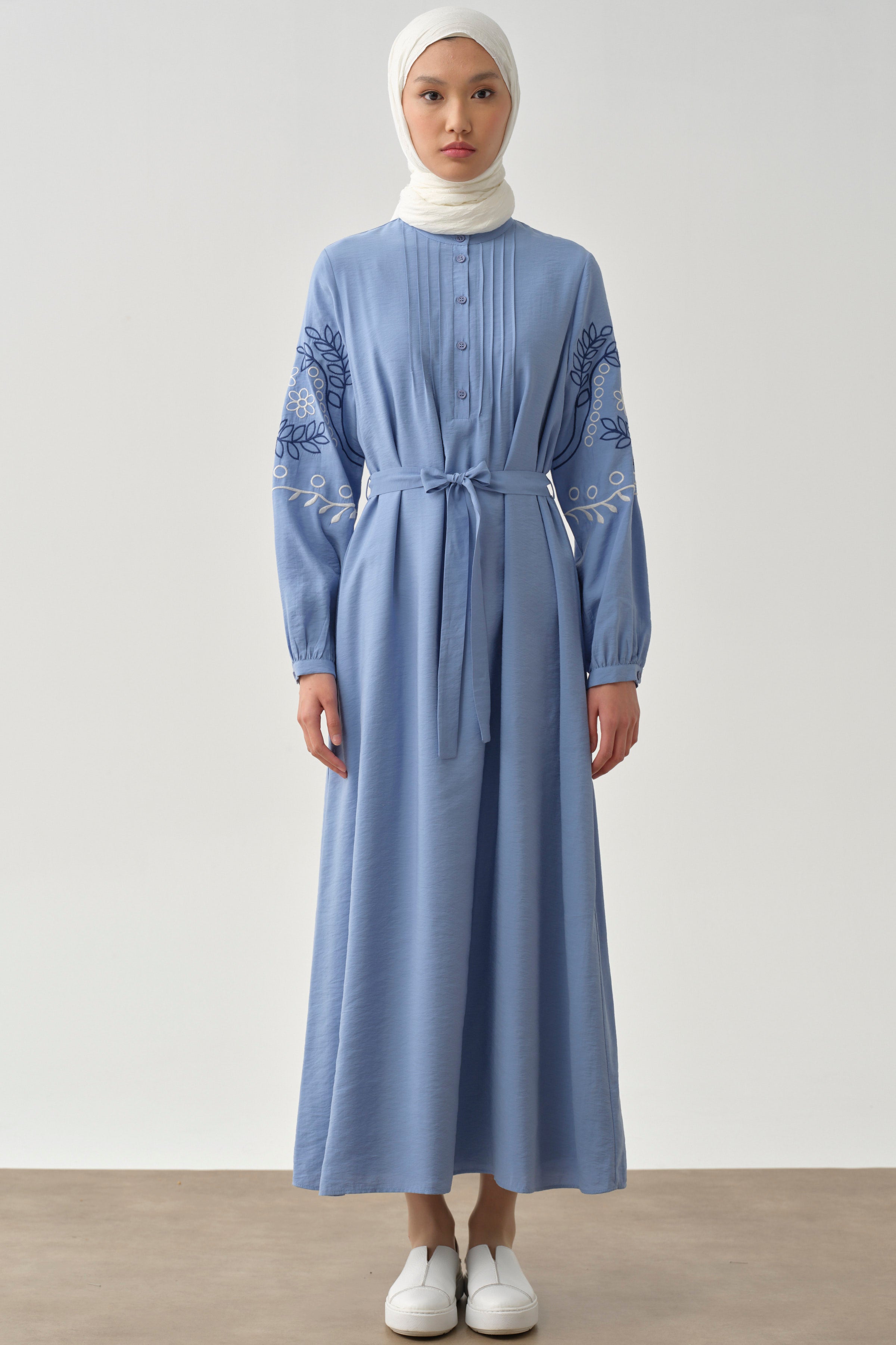 Hakim Yaka Kolları Nakışlı Elbise - Mavi TUGBA