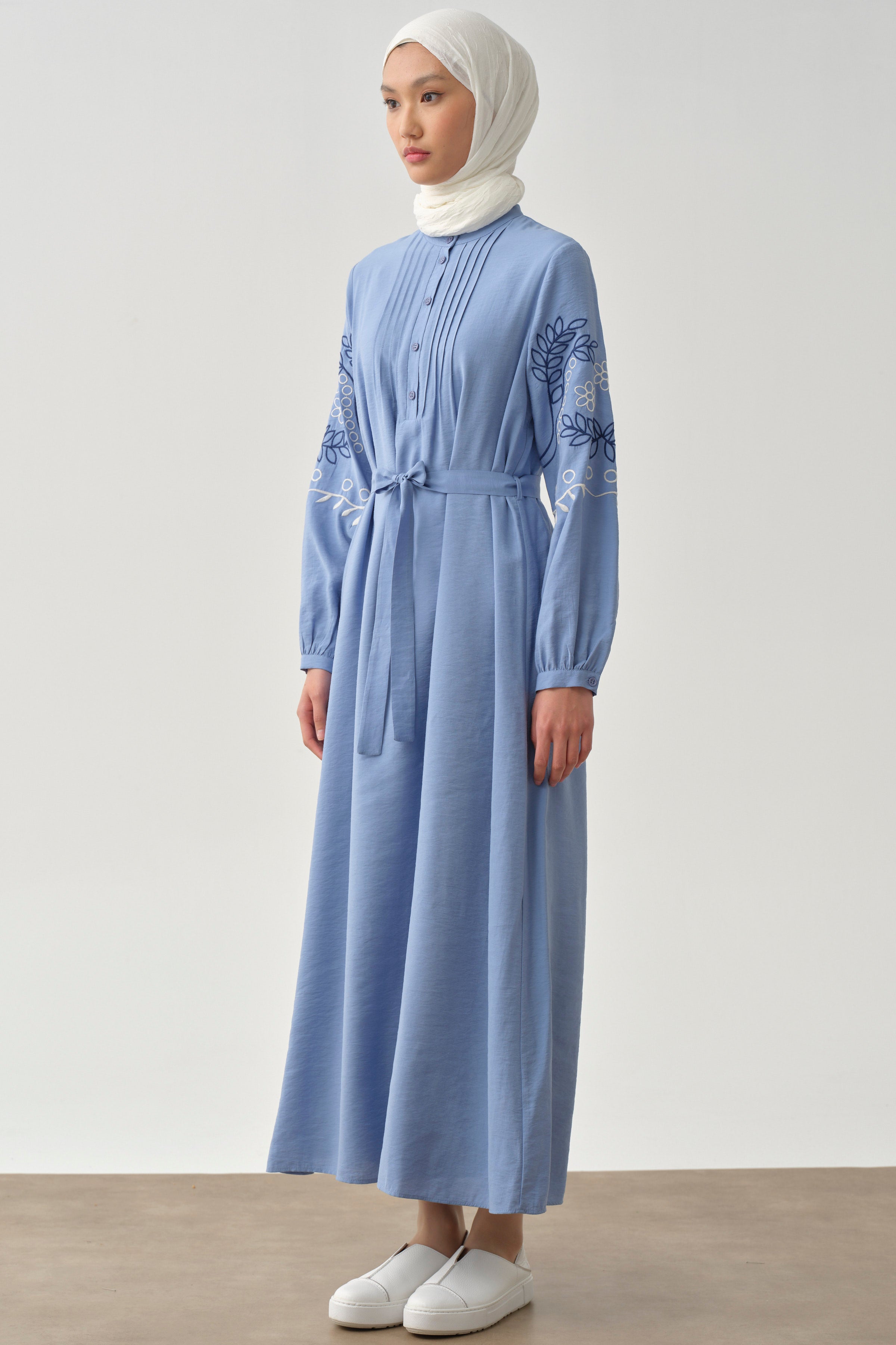 Hakim Yaka Kolları Nakışlı Elbise - Mavi TUGBA