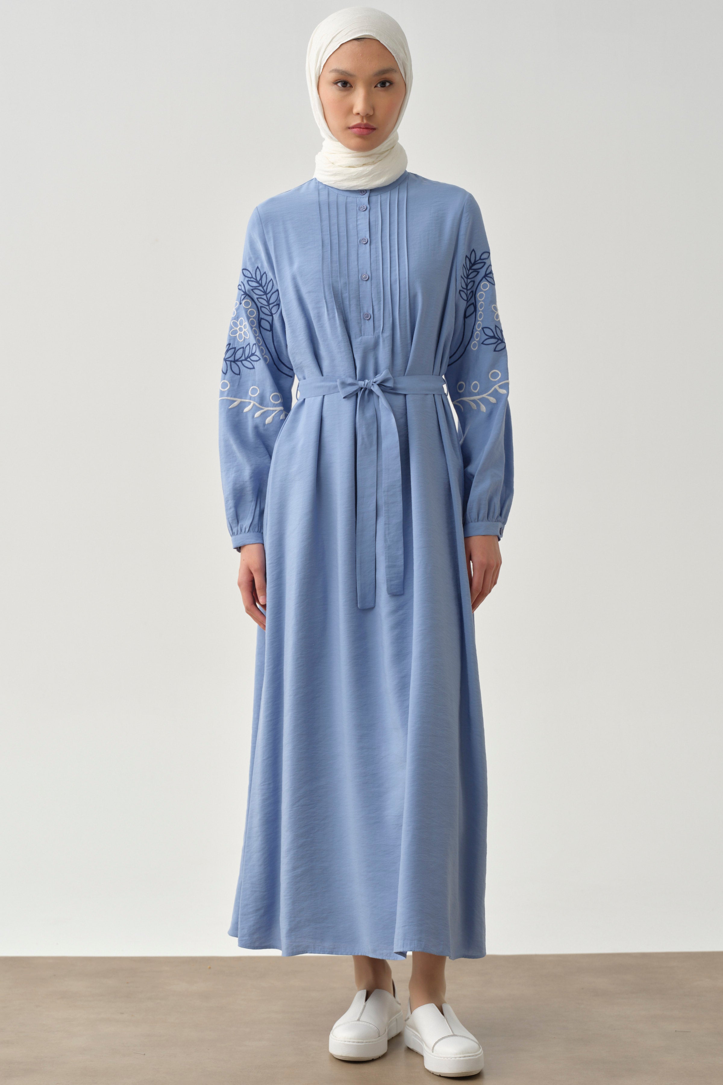 Hakim Yaka Kolları Nakışlı Elbise - Mavi TUGBA